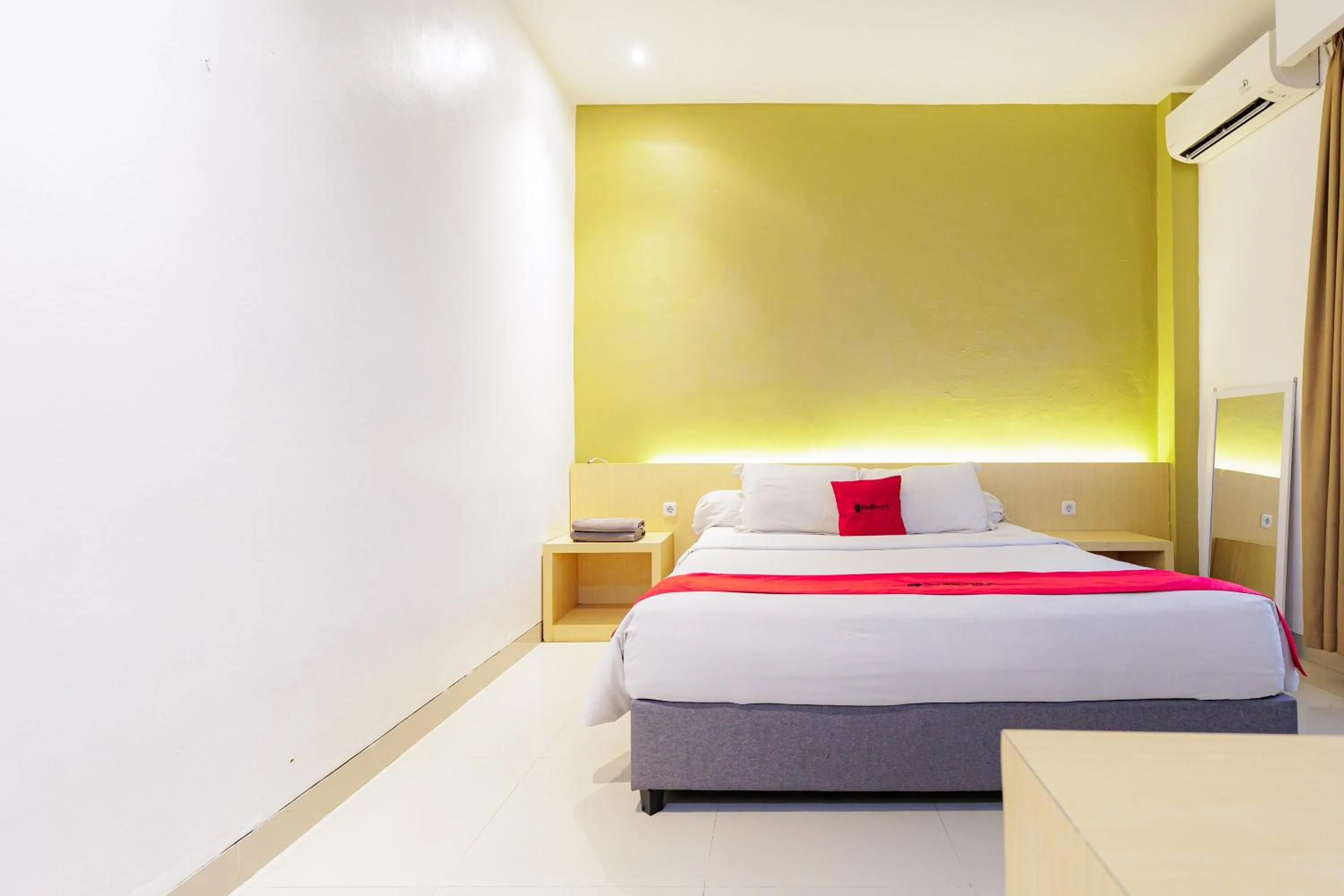 Bedroom, Bed in RedDoorz Plus Syariah near Museum Lampung