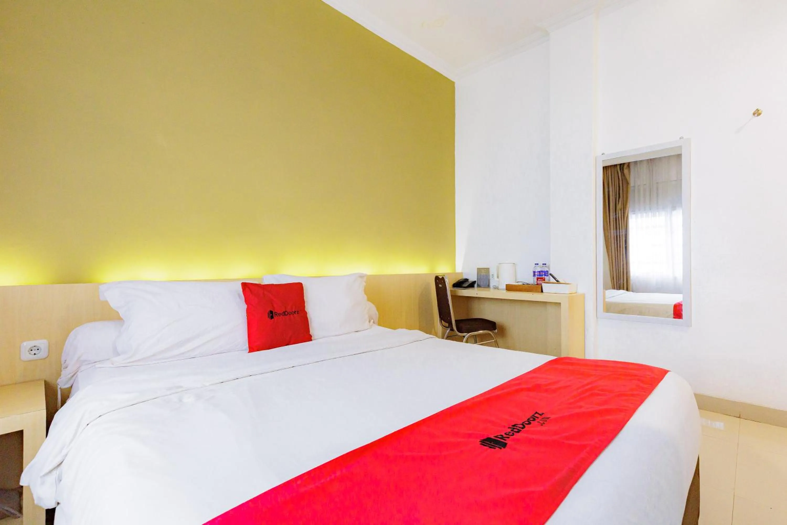 Bedroom, Bed in RedDoorz Plus Syariah near Museum Lampung