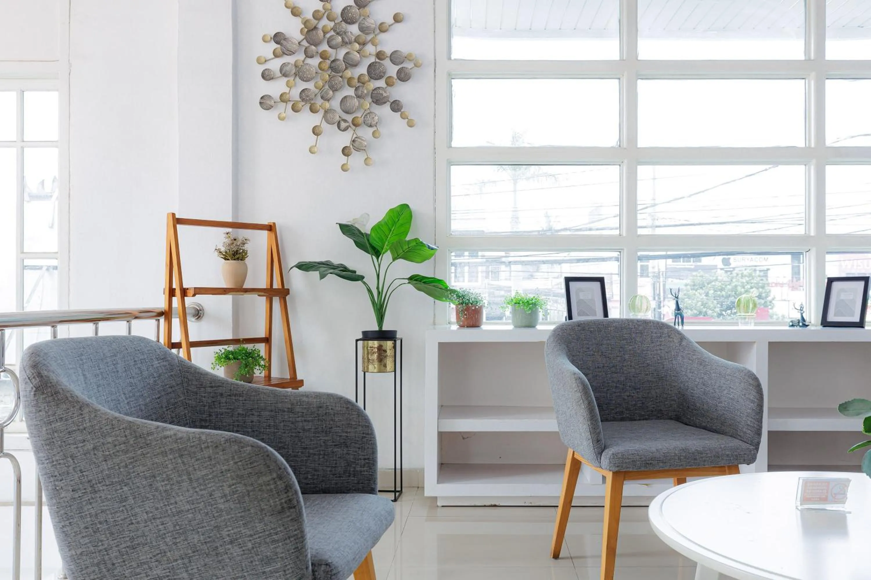 Seating area in RedDoorz Plus Syariah near Museum Lampung