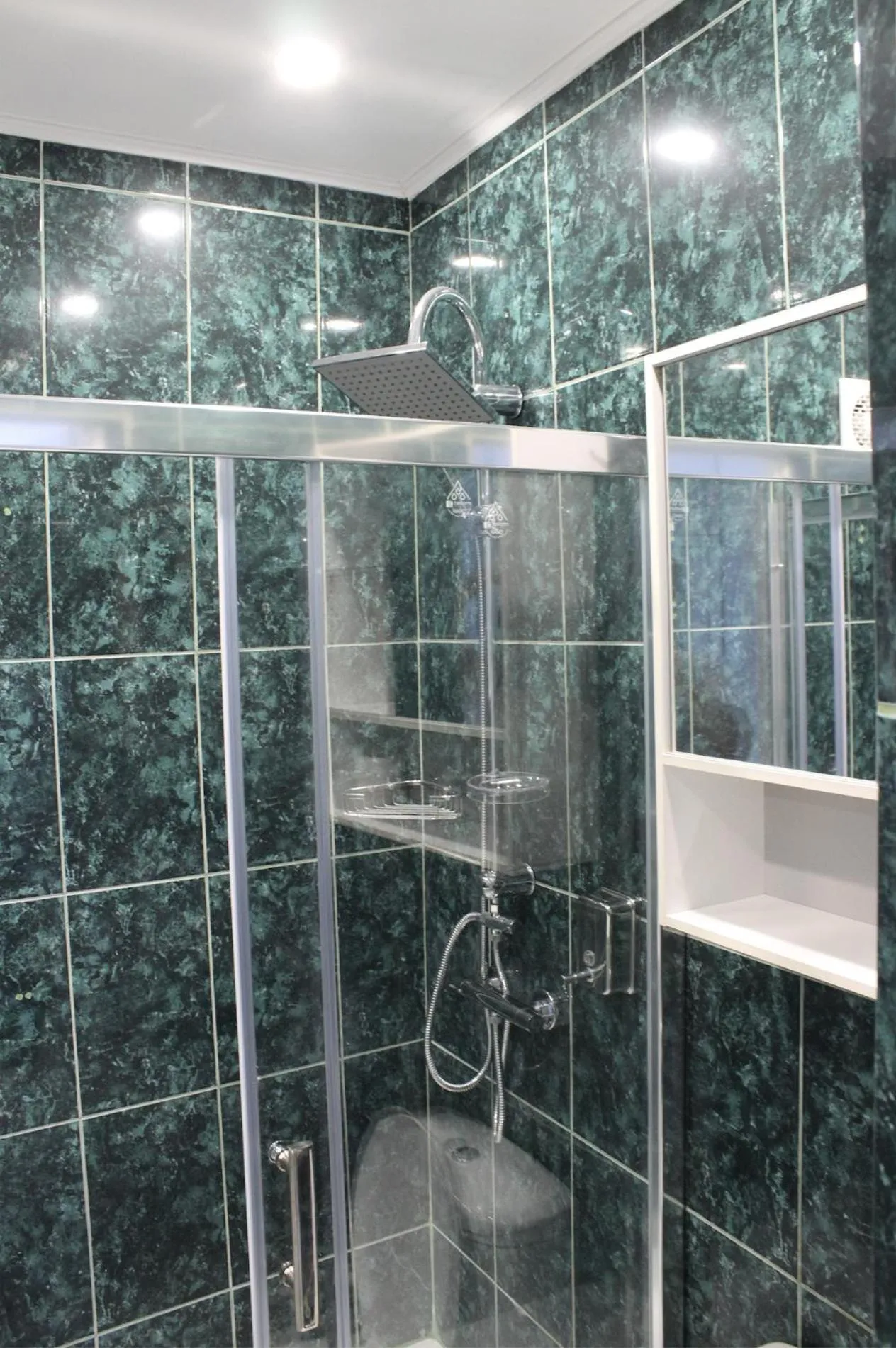 Shower in Luxury City Center Apartment - Bucharest Railways Station