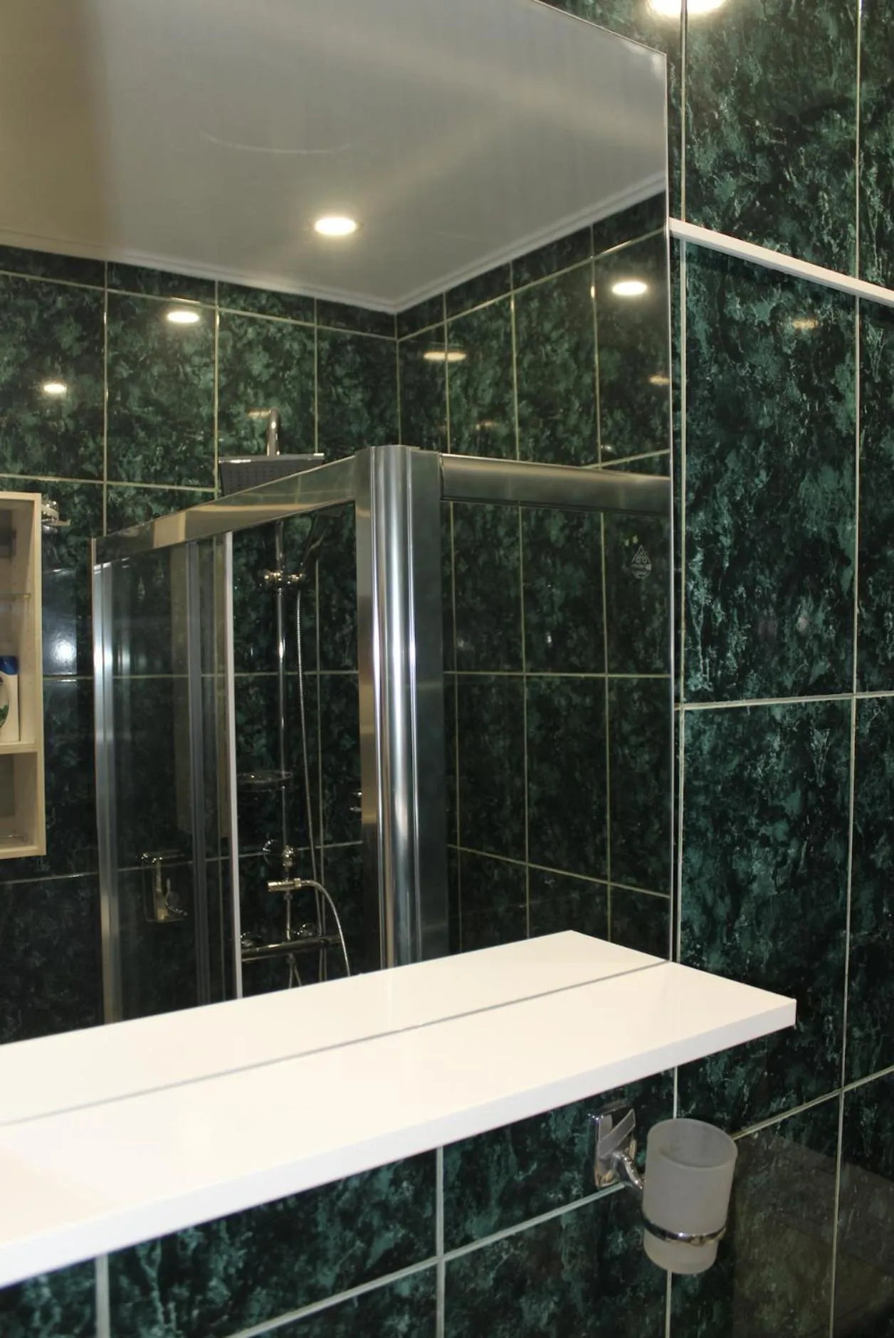 Shower in Luxury City Center Apartment - Bucharest Railways Station