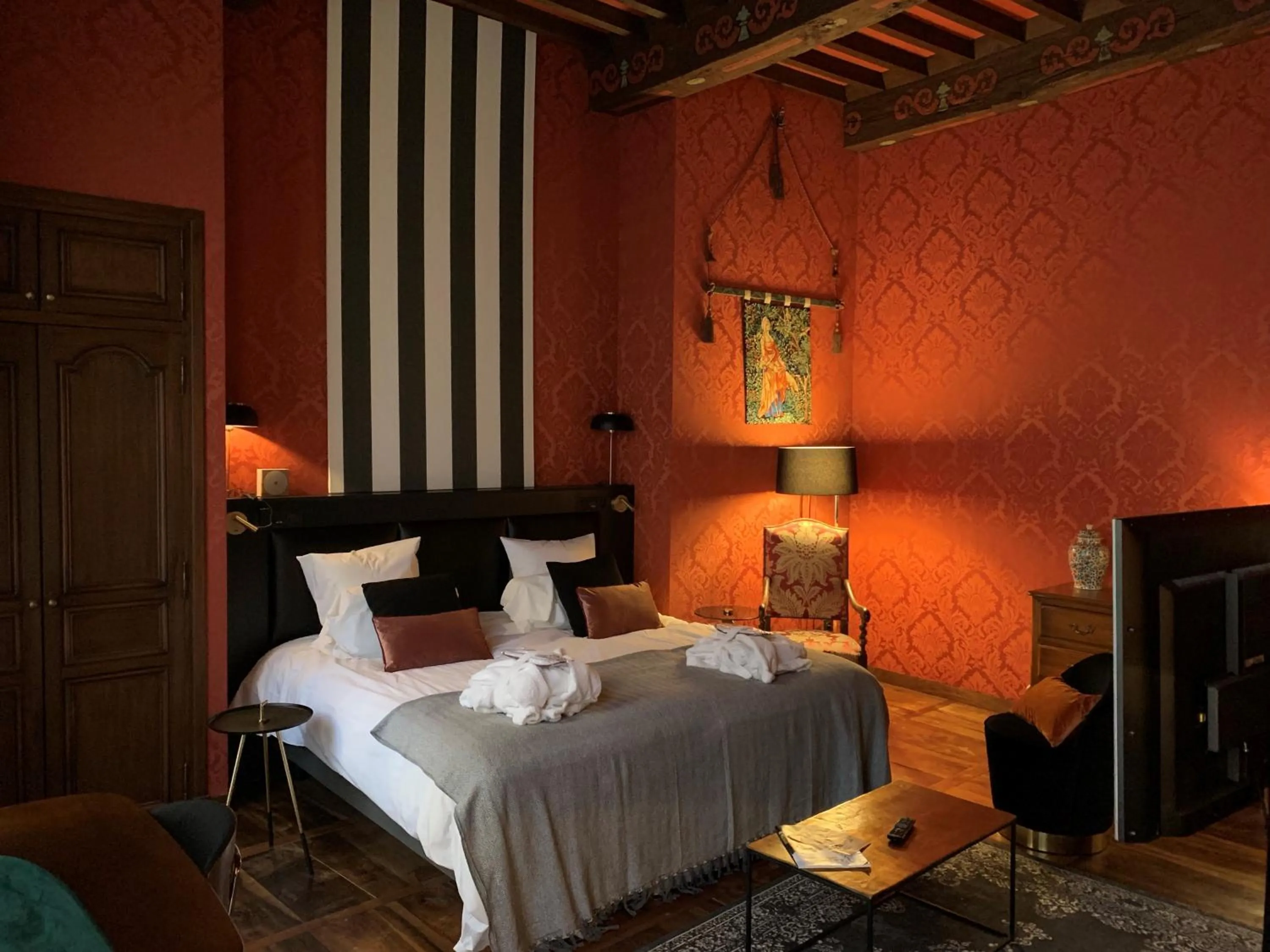 Bed in Mercure Figeac Viguier du Roy