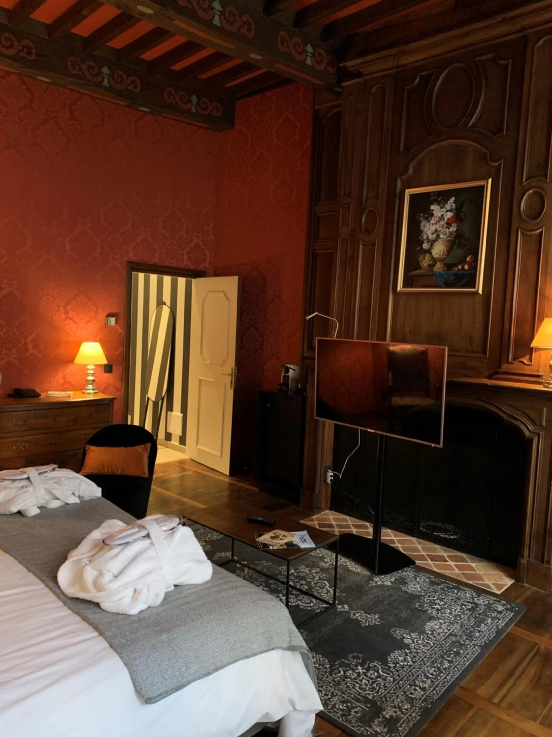 Bed in Mercure Figeac Viguier du Roy