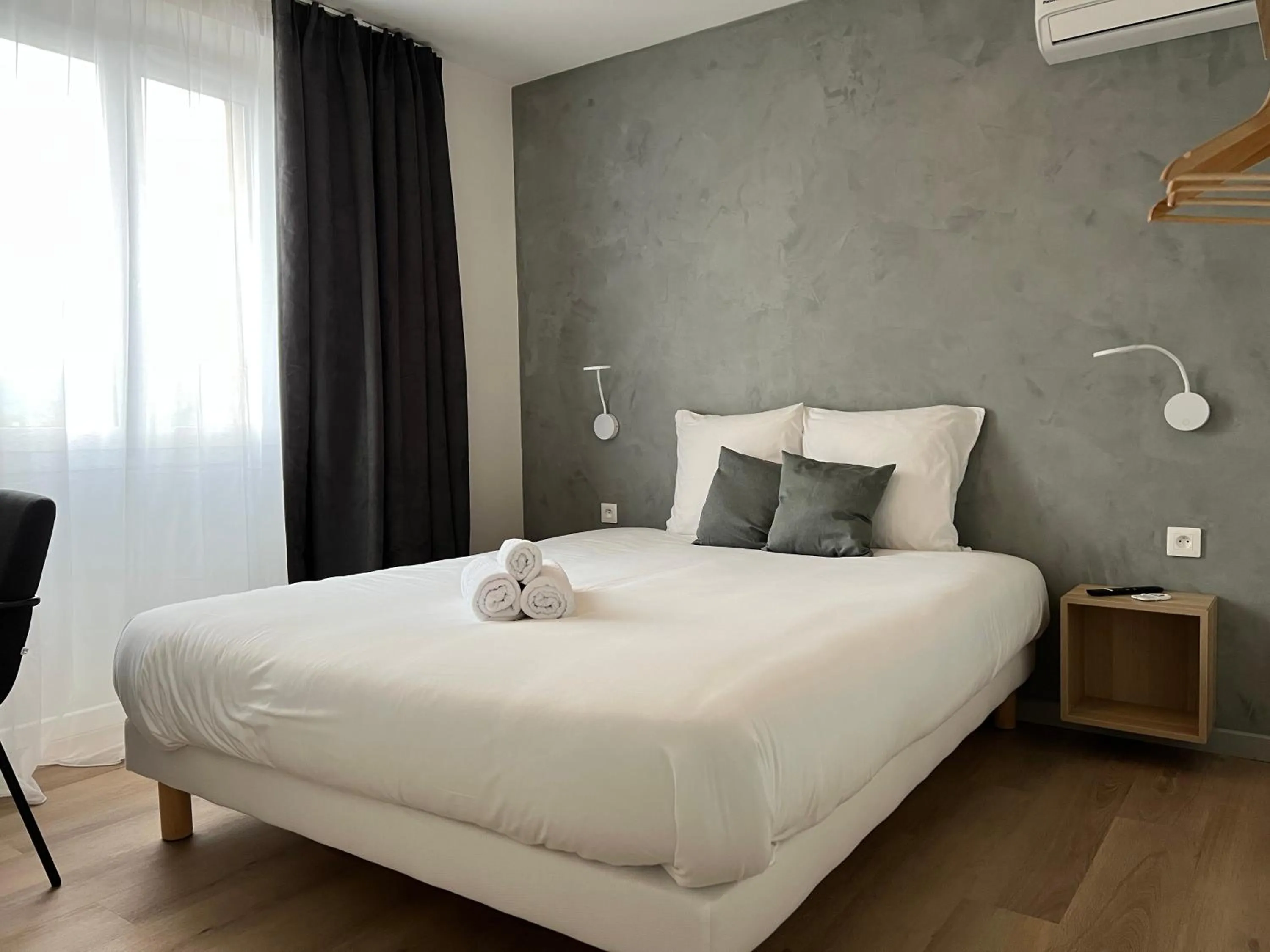 Bedroom, Bed in Hôtel Le Ponson