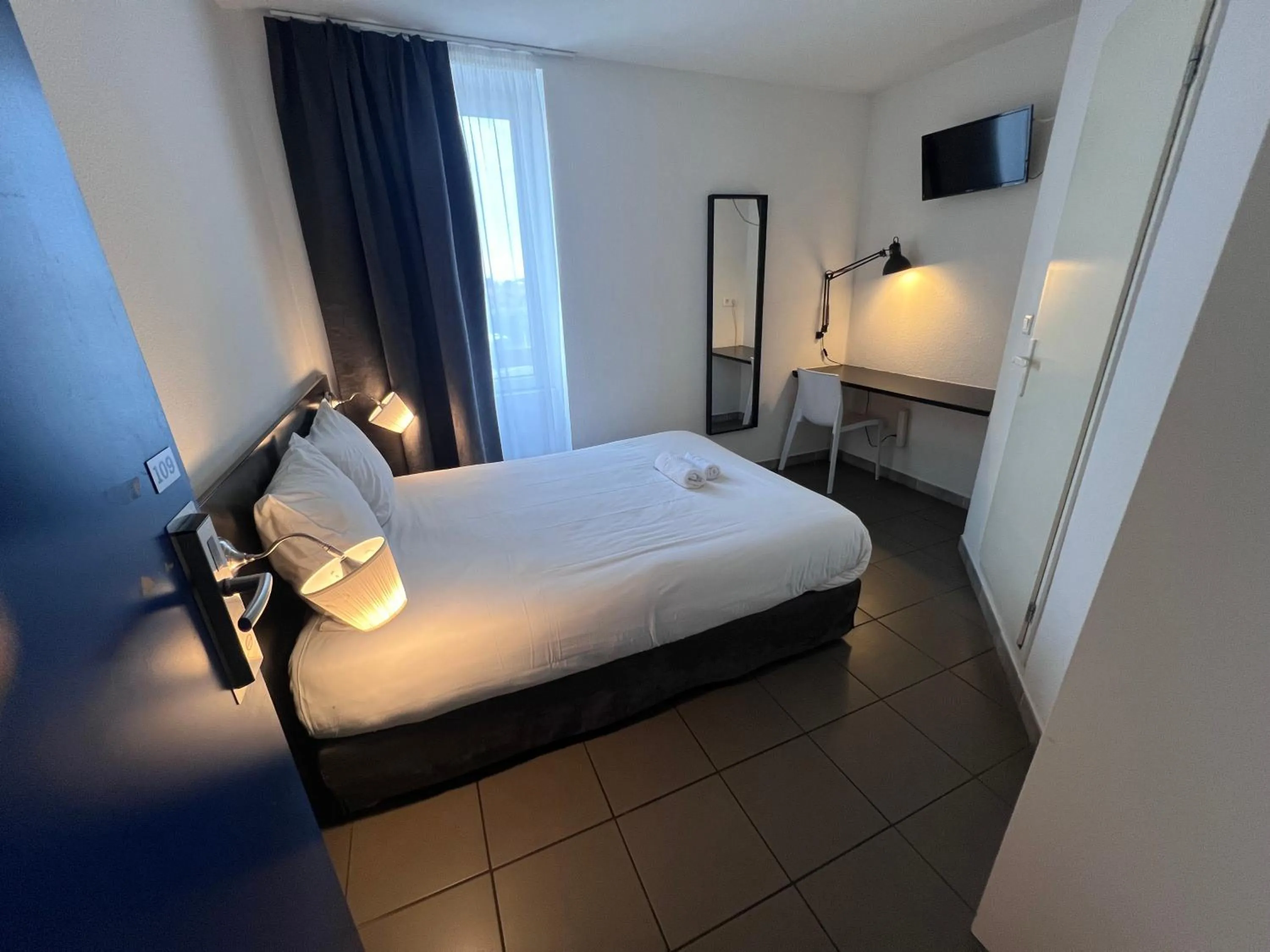 Bed in Hôtel Le Ponson