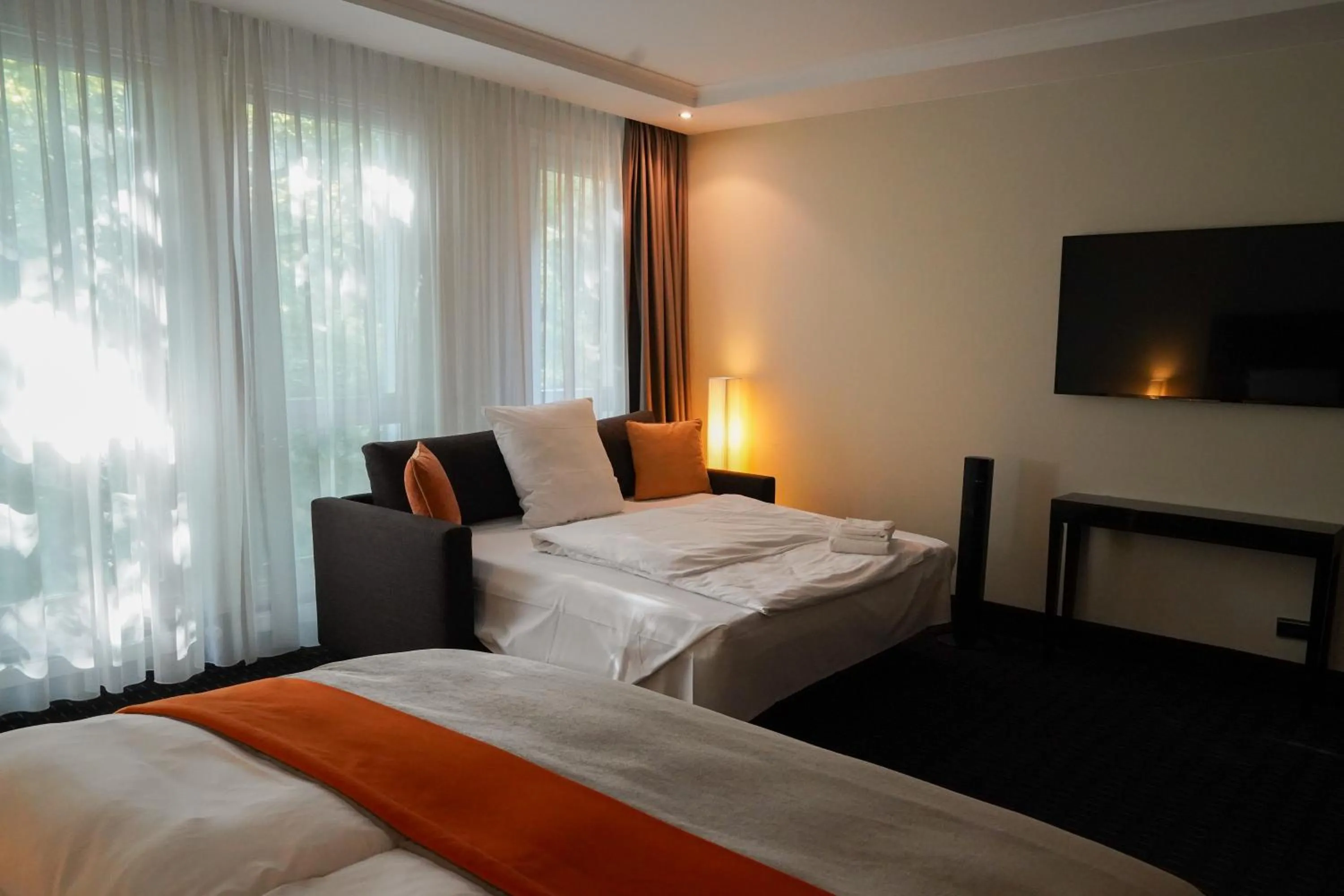 Bedroom, Bed in Boston Hotel HH