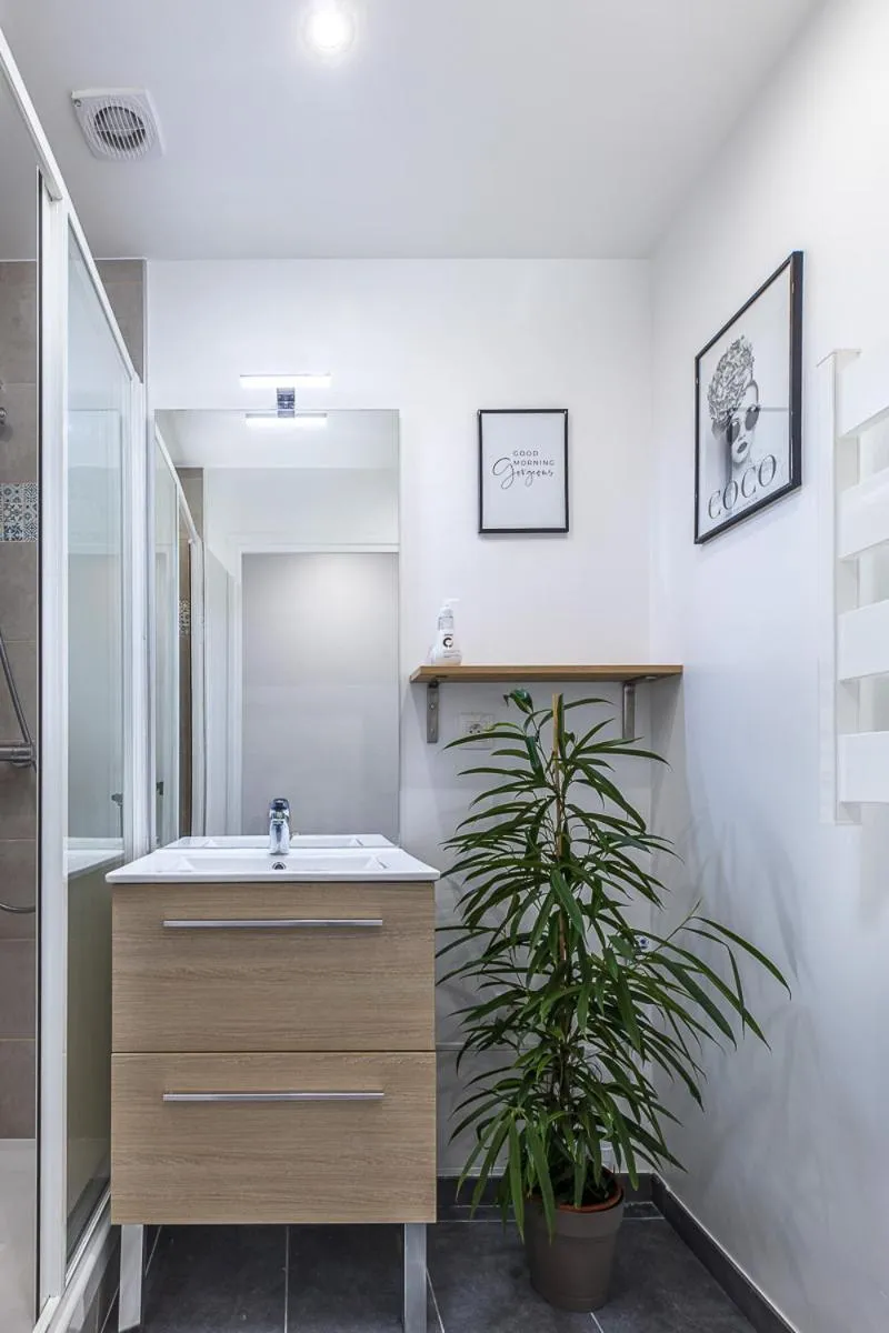 Shower in ESCAPE time - Paris