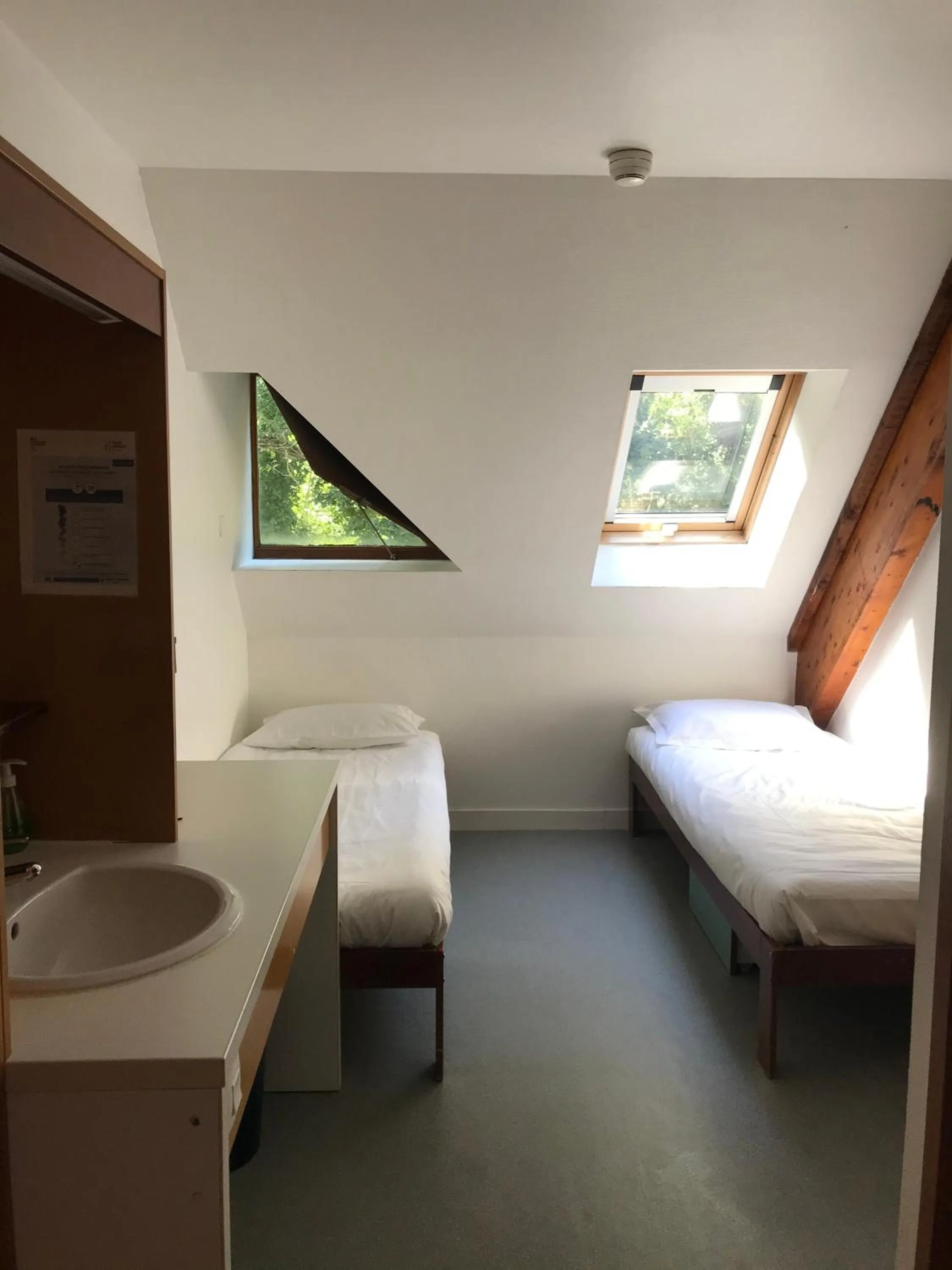 Twin Room with Ensuite Shower – Shared Toilets in Auberge de Jeunesse HI Cancale