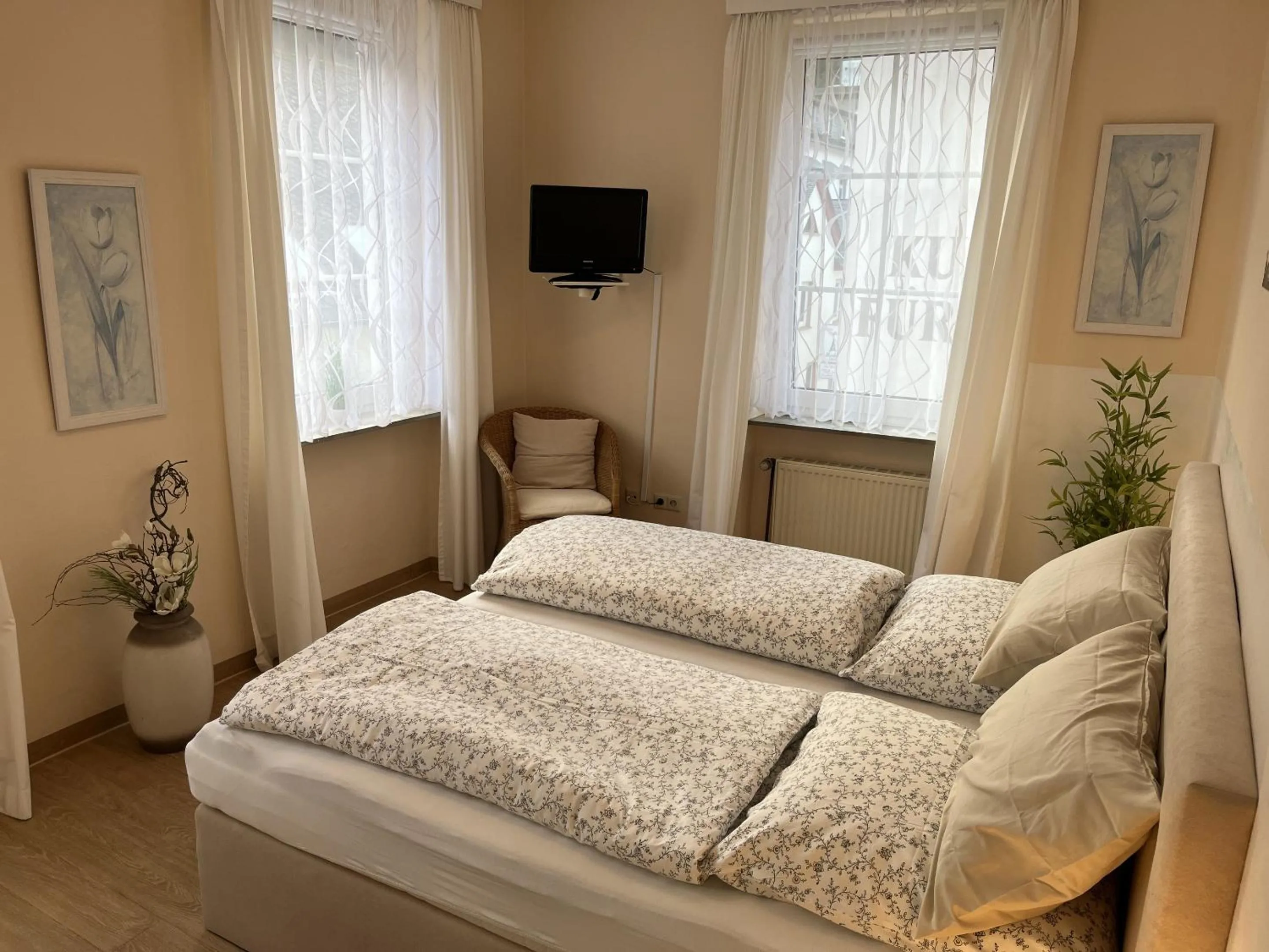 Bedroom, Bed in Hotel Restaurant Zumbusch