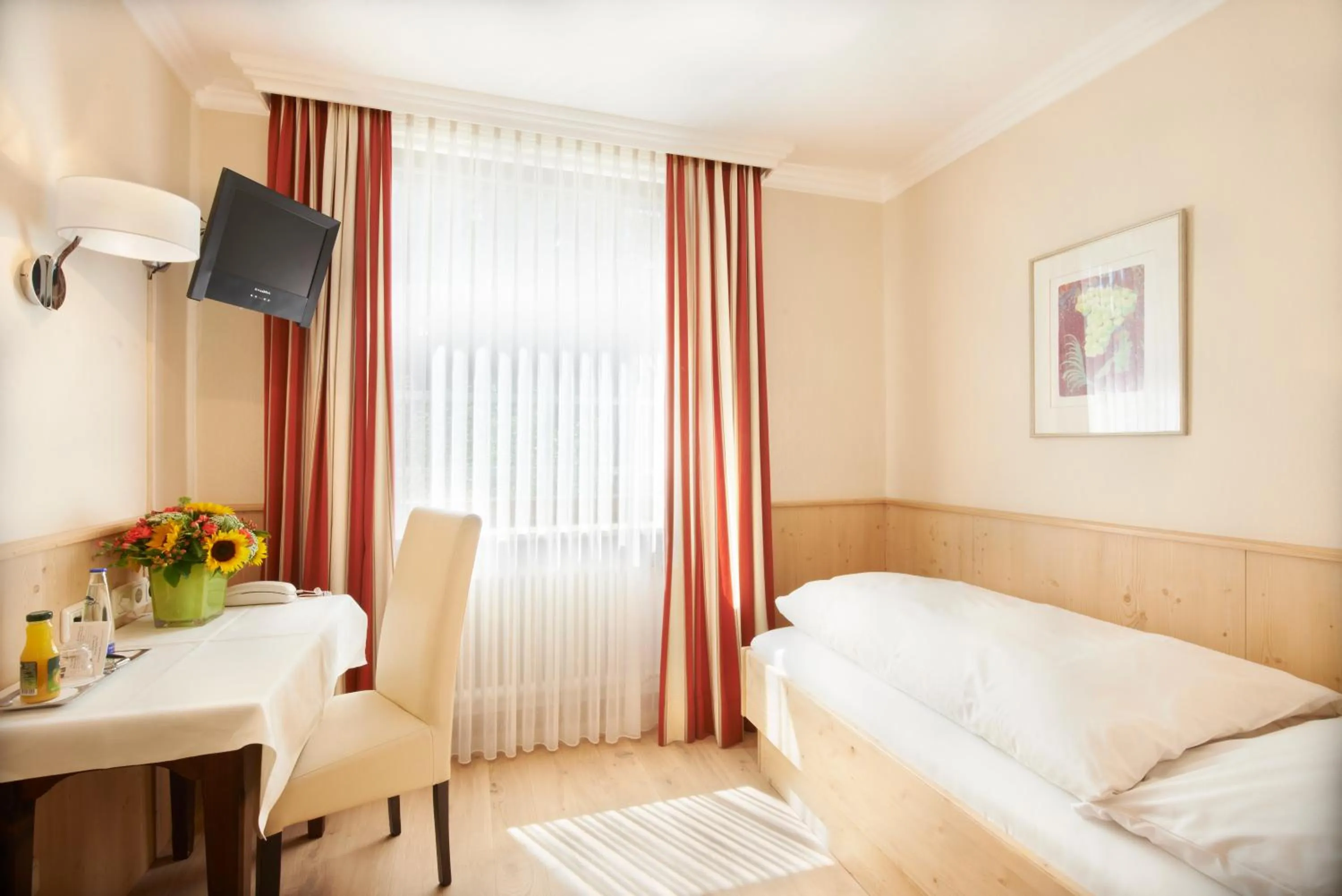 Photo of the whole room, Bed in Hotel Sollner Hof