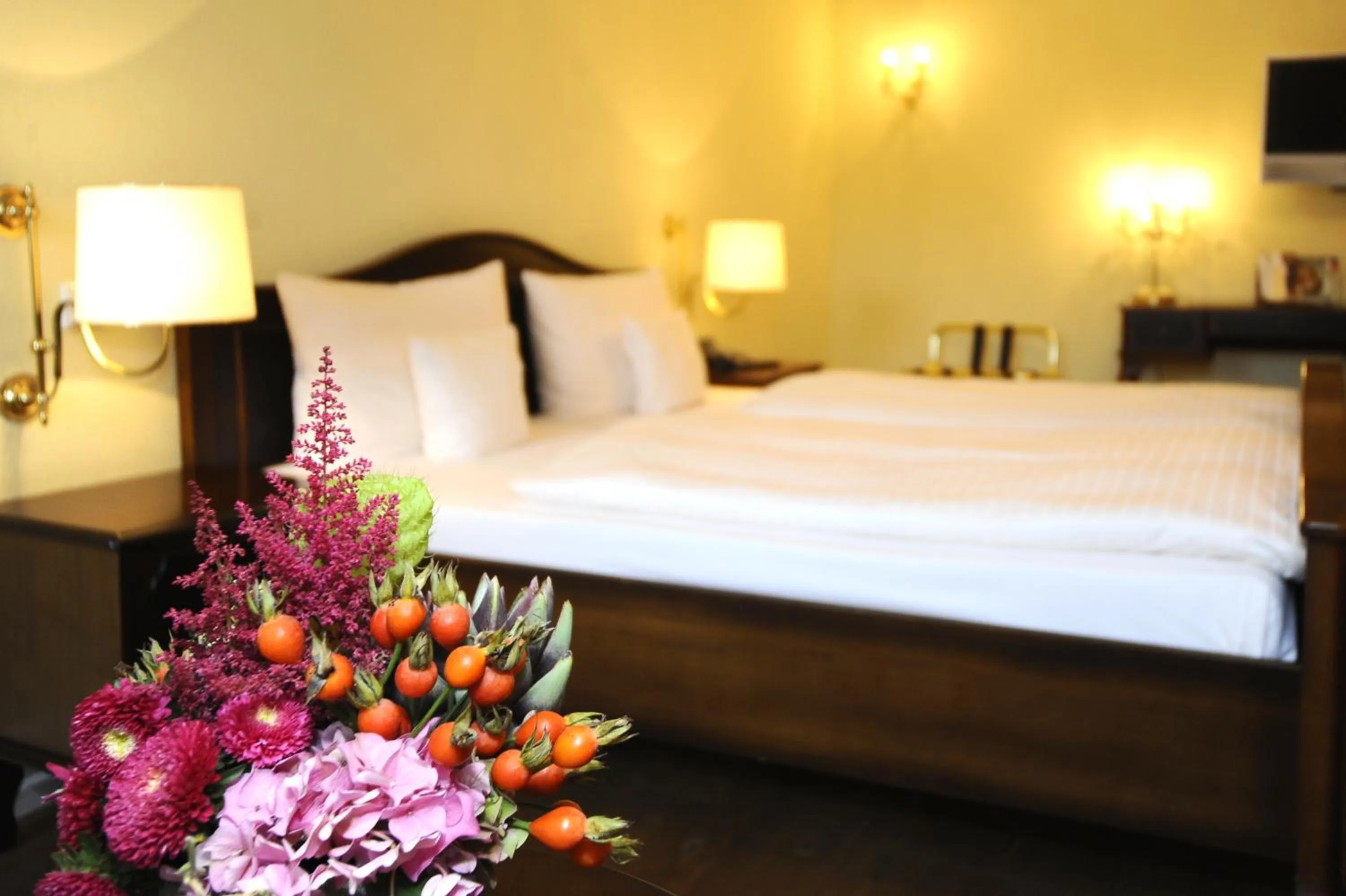 Bed in HELIOPARK Bad Hotel Zum Hirsch