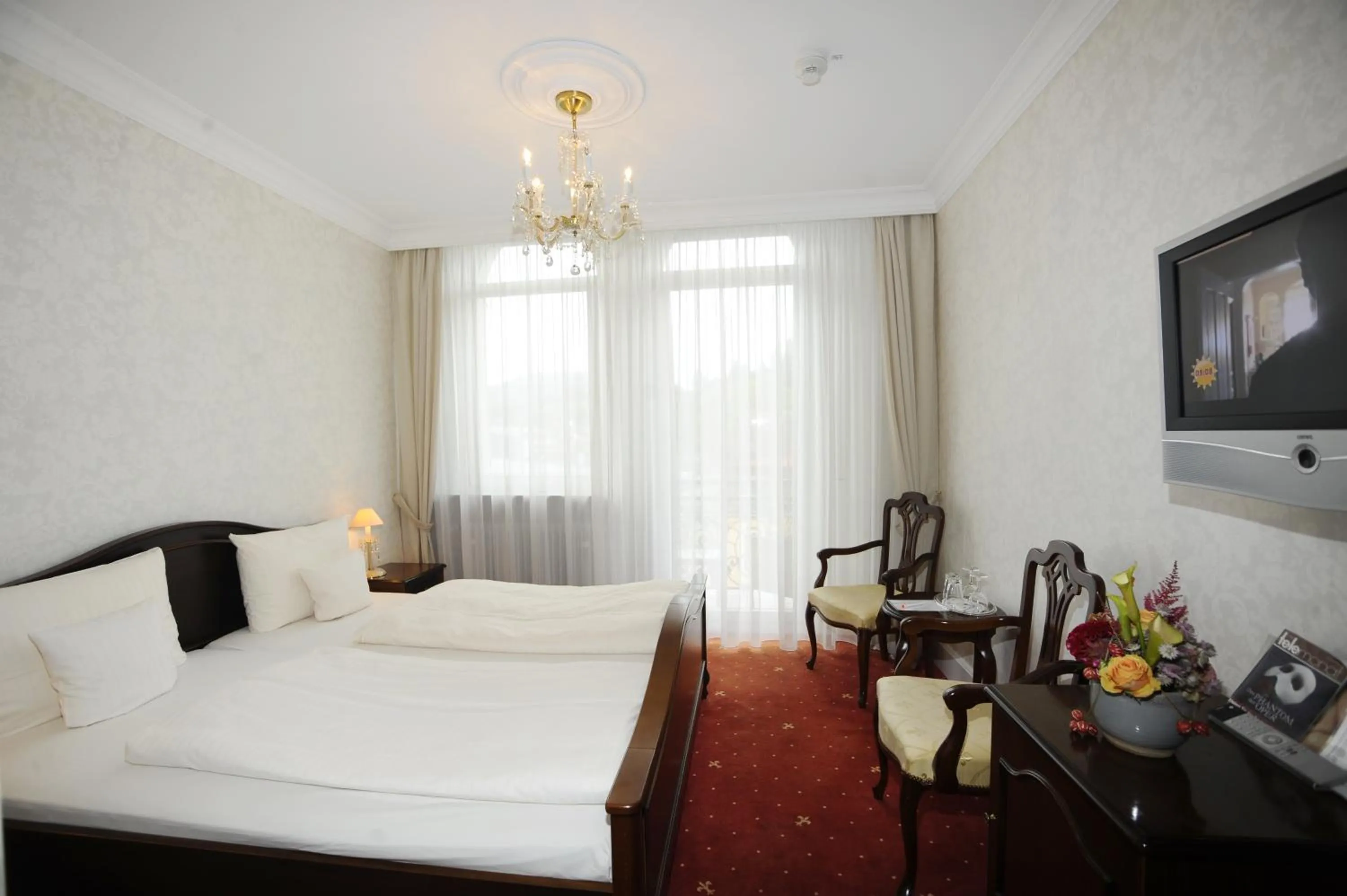 Bed in HELIOPARK Bad Hotel Zum Hirsch