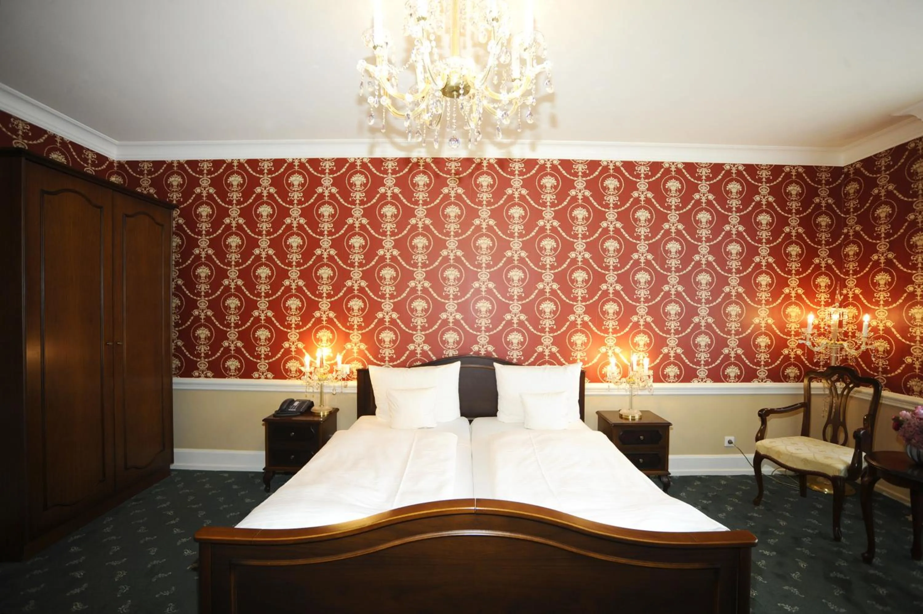 Bed in HELIOPARK Bad Hotel Zum Hirsch