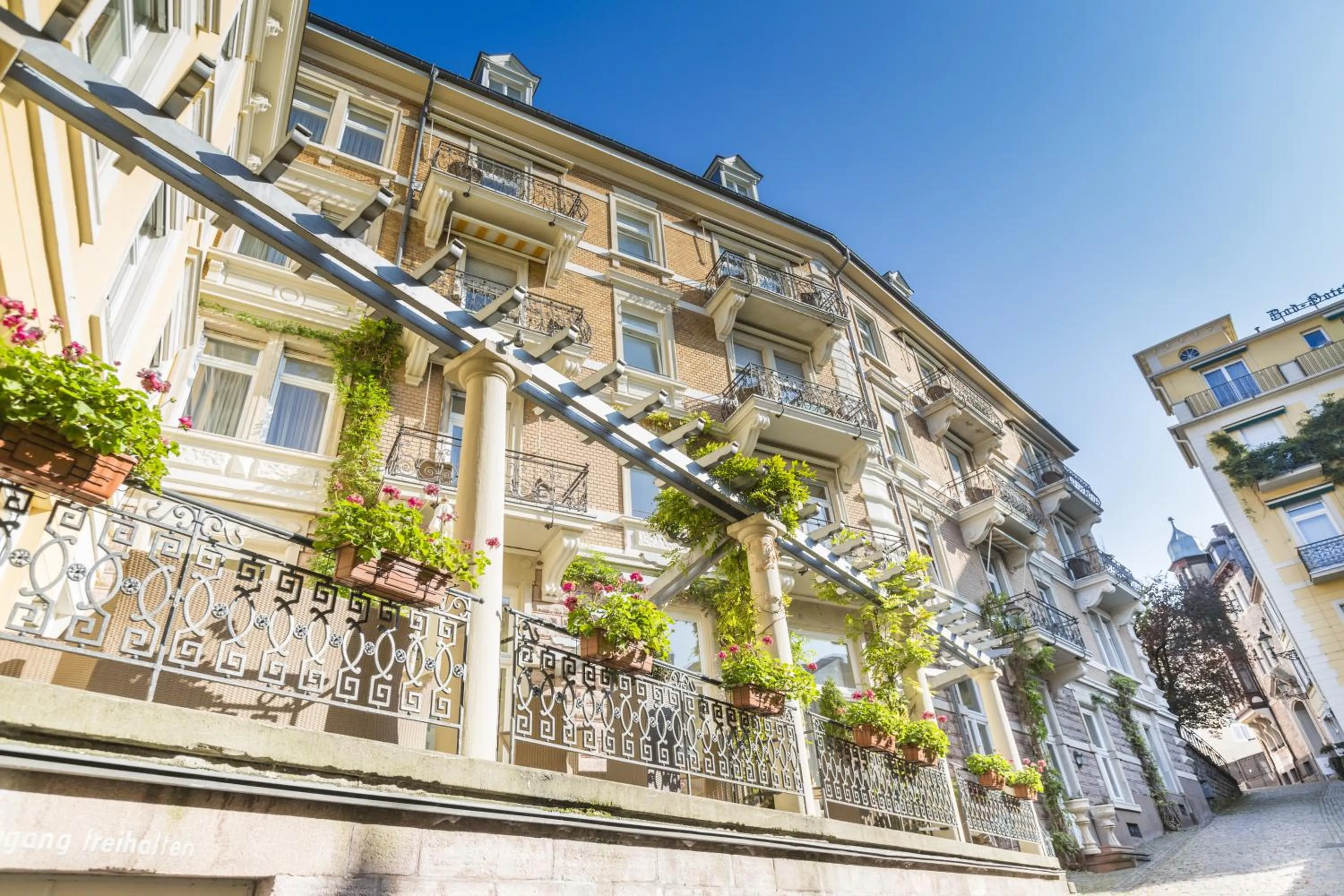 Facade/entrance in HELIOPARK Bad Hotel Zum Hirsch