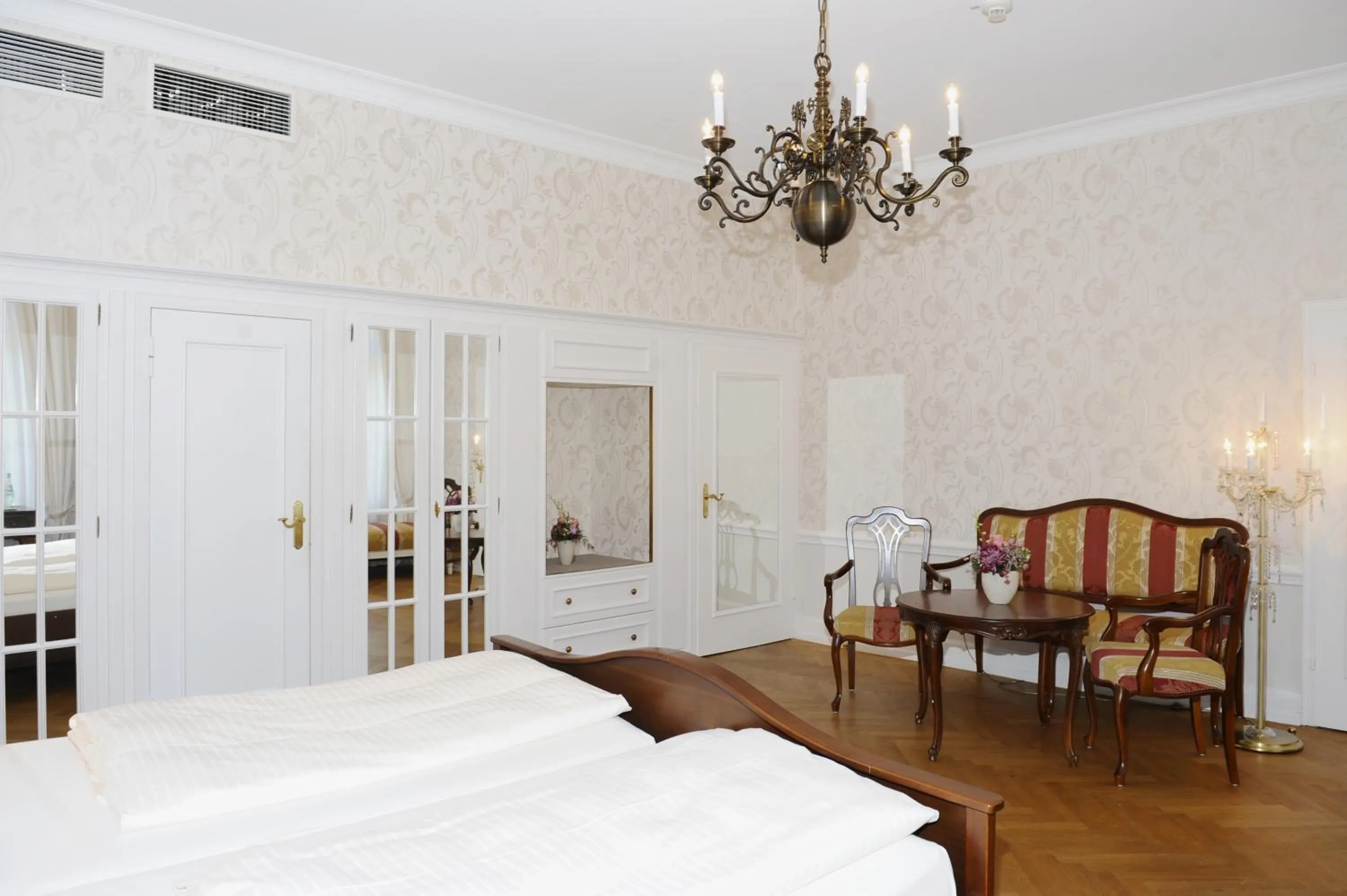 Bed in HELIOPARK Bad Hotel Zum Hirsch