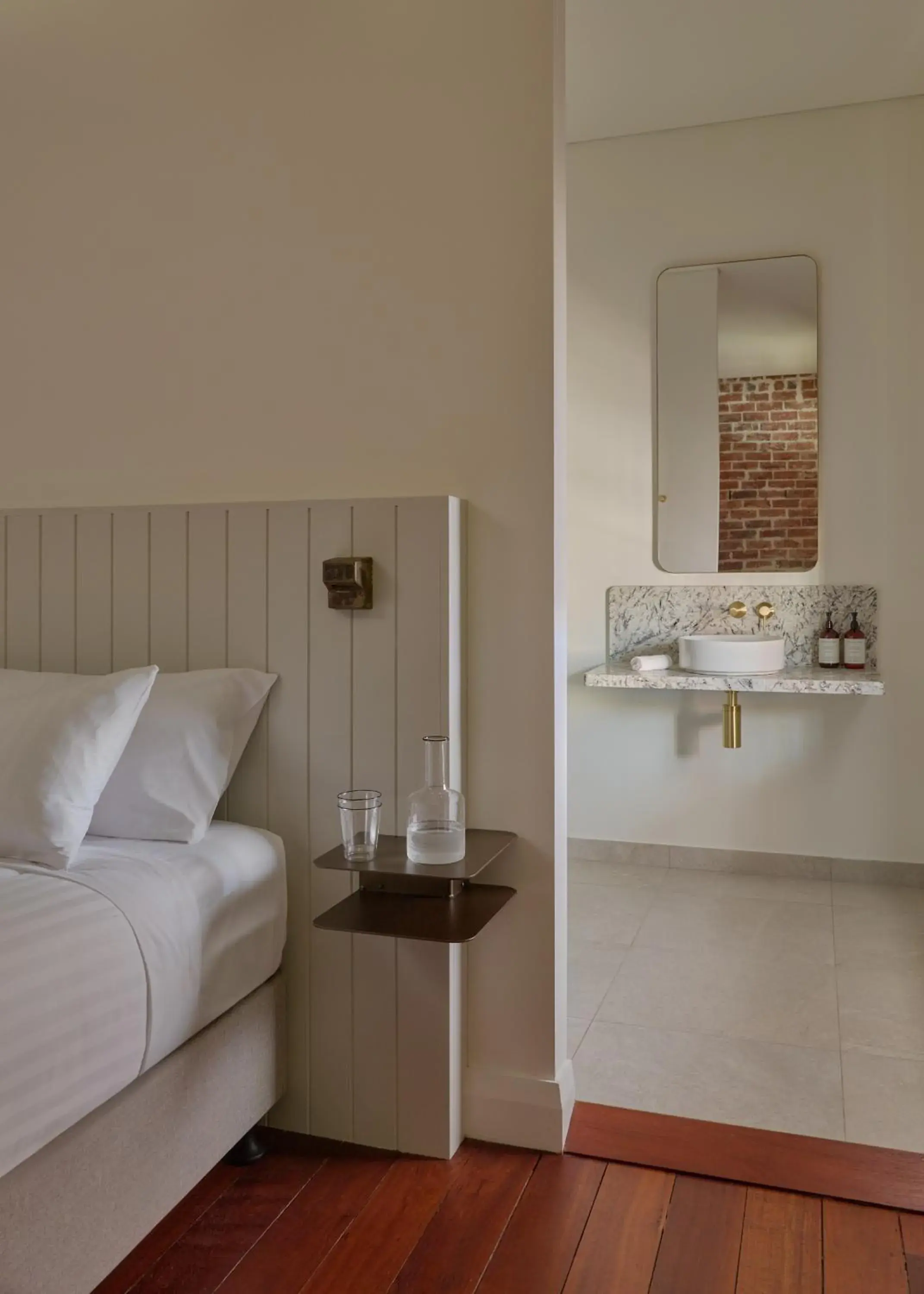 Laura Suite – Kitchenette & Lounge in Garde and Warders Hotel Laura Suite – Kitchenette & Lounge in Garde and Warders Hotel