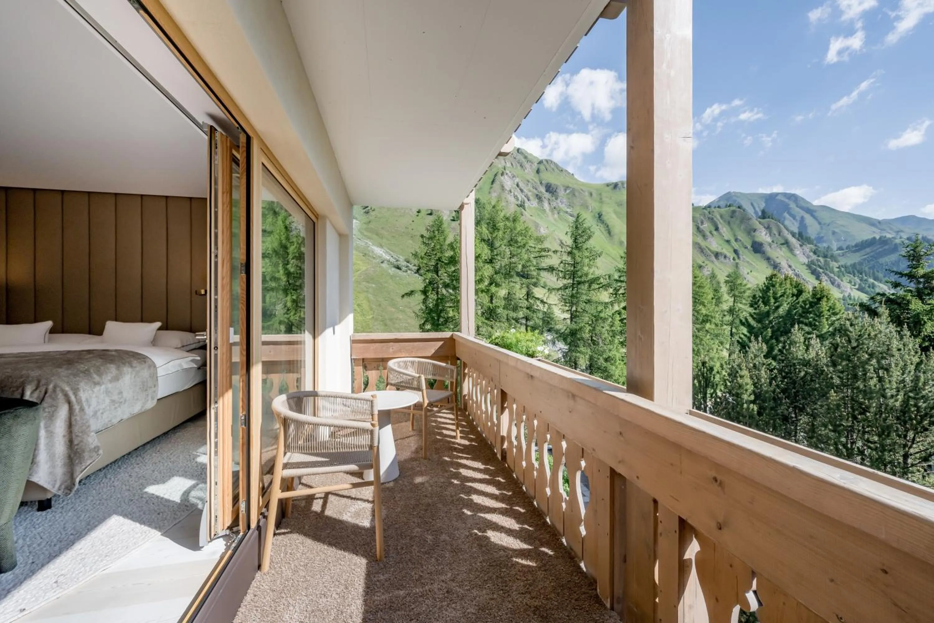 Balcony/Terrace, Bed in Relais & Châteaux Chasa Montana