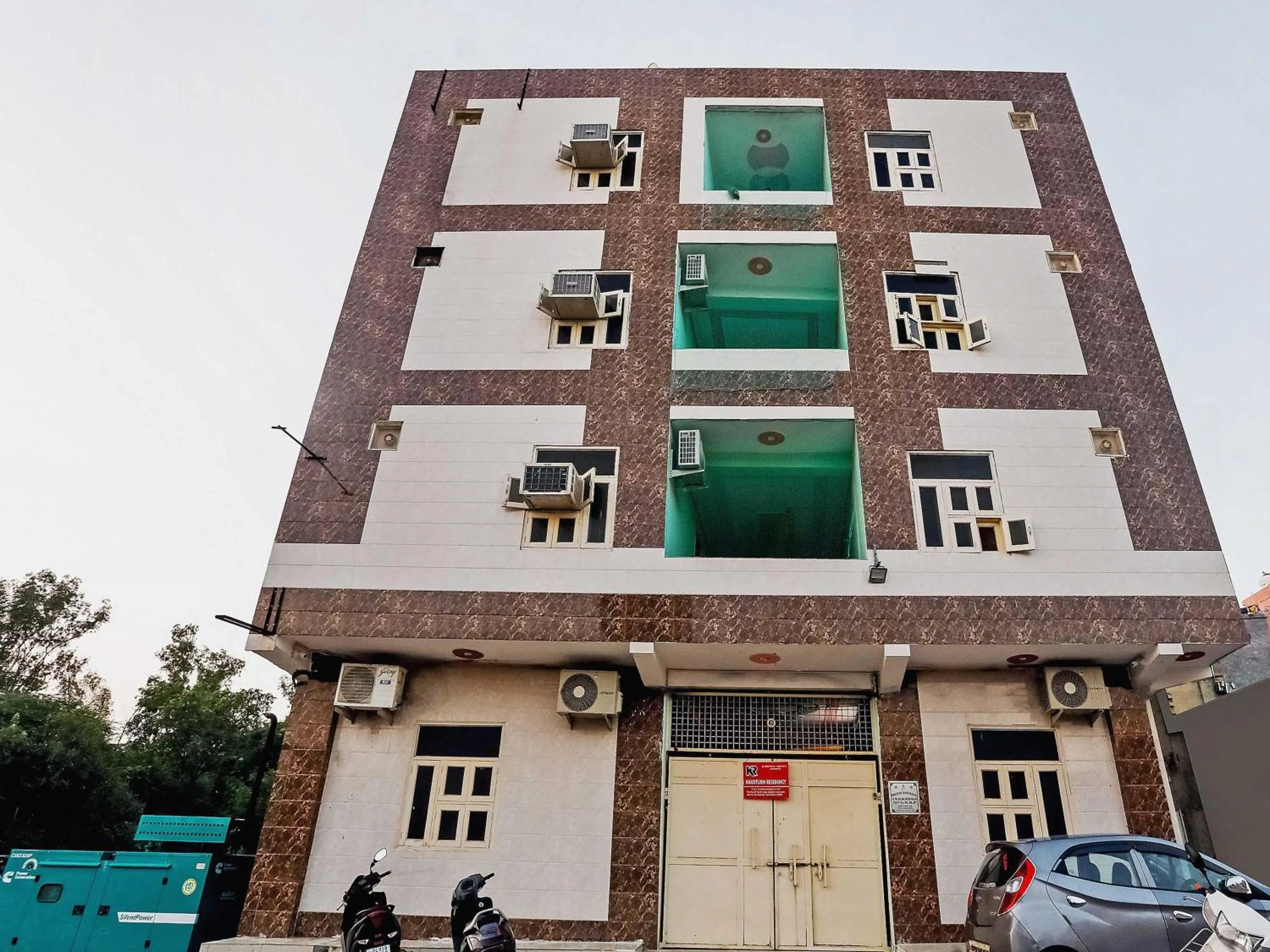 Facade/entrance in Bandral Residency