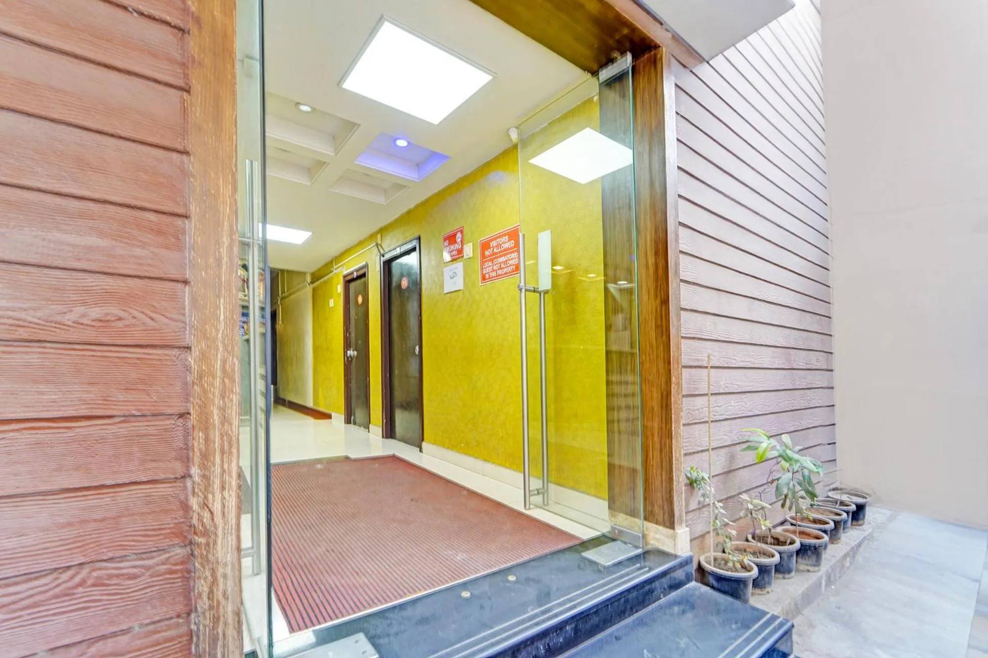 Facade/entrance in Via Maruthi