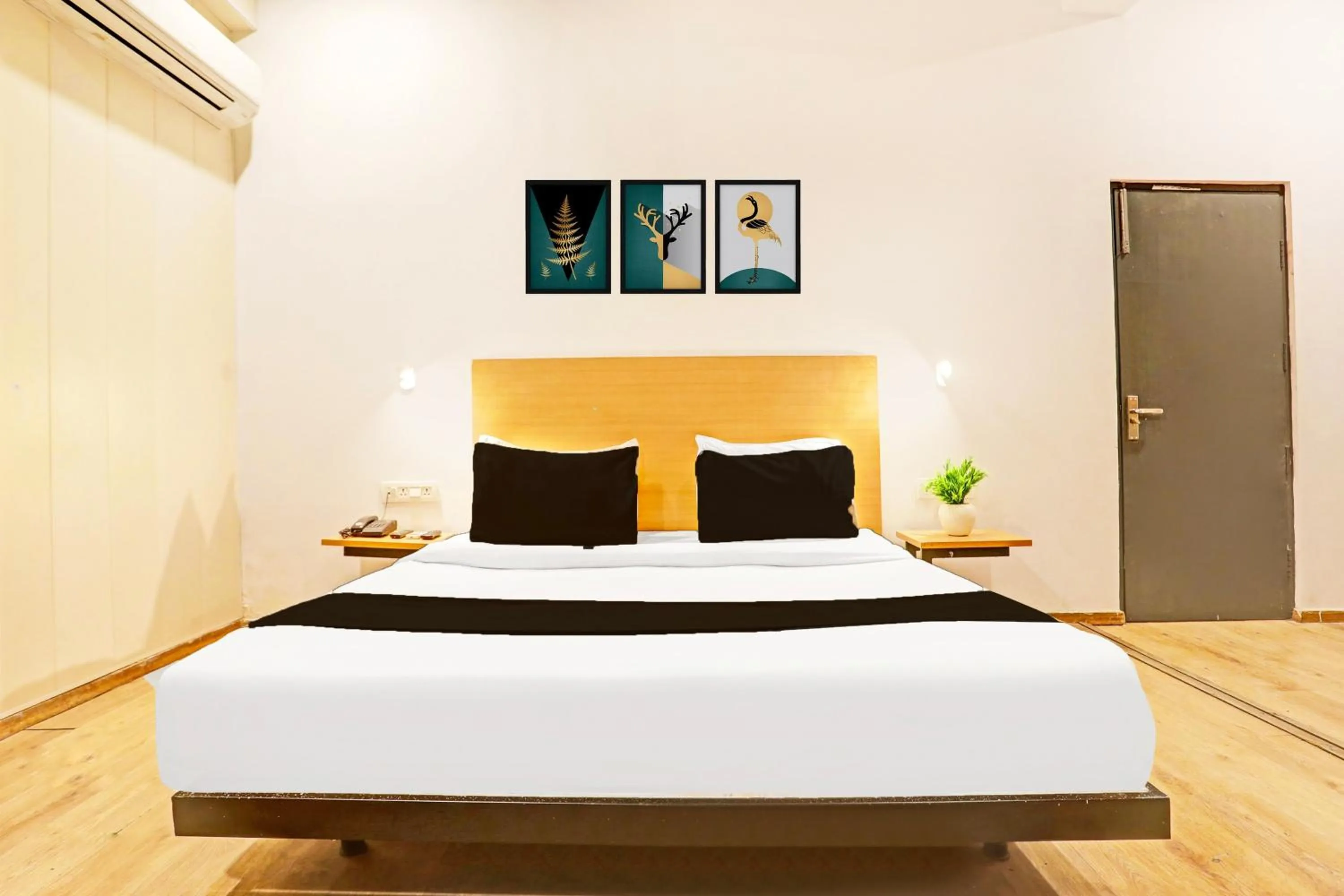Bedroom, Bed in Super Townhouse Vijay Khand Gomti Nagar