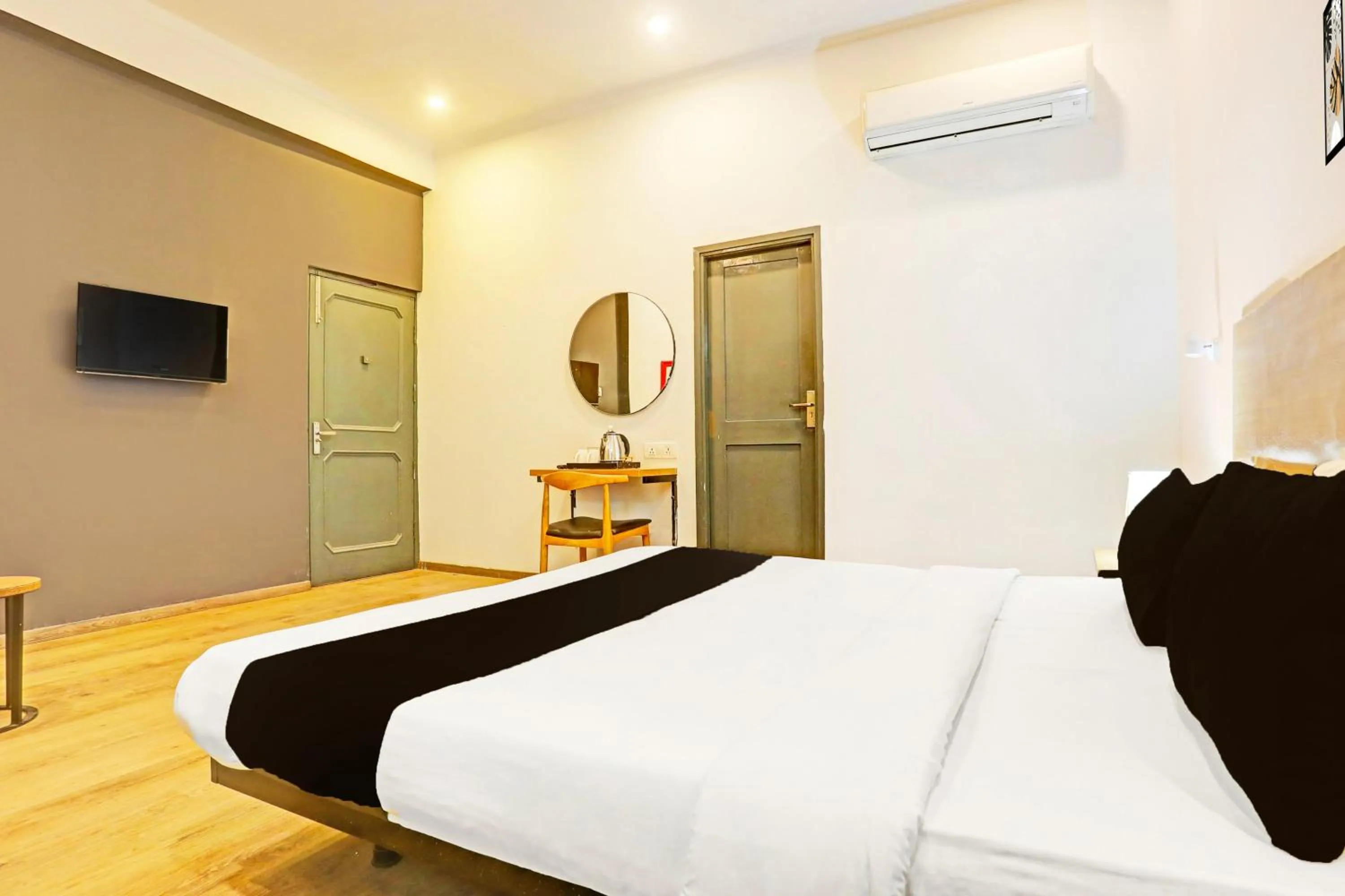 Bedroom, Bed in Super Townhouse Vijay Khand Gomti Nagar