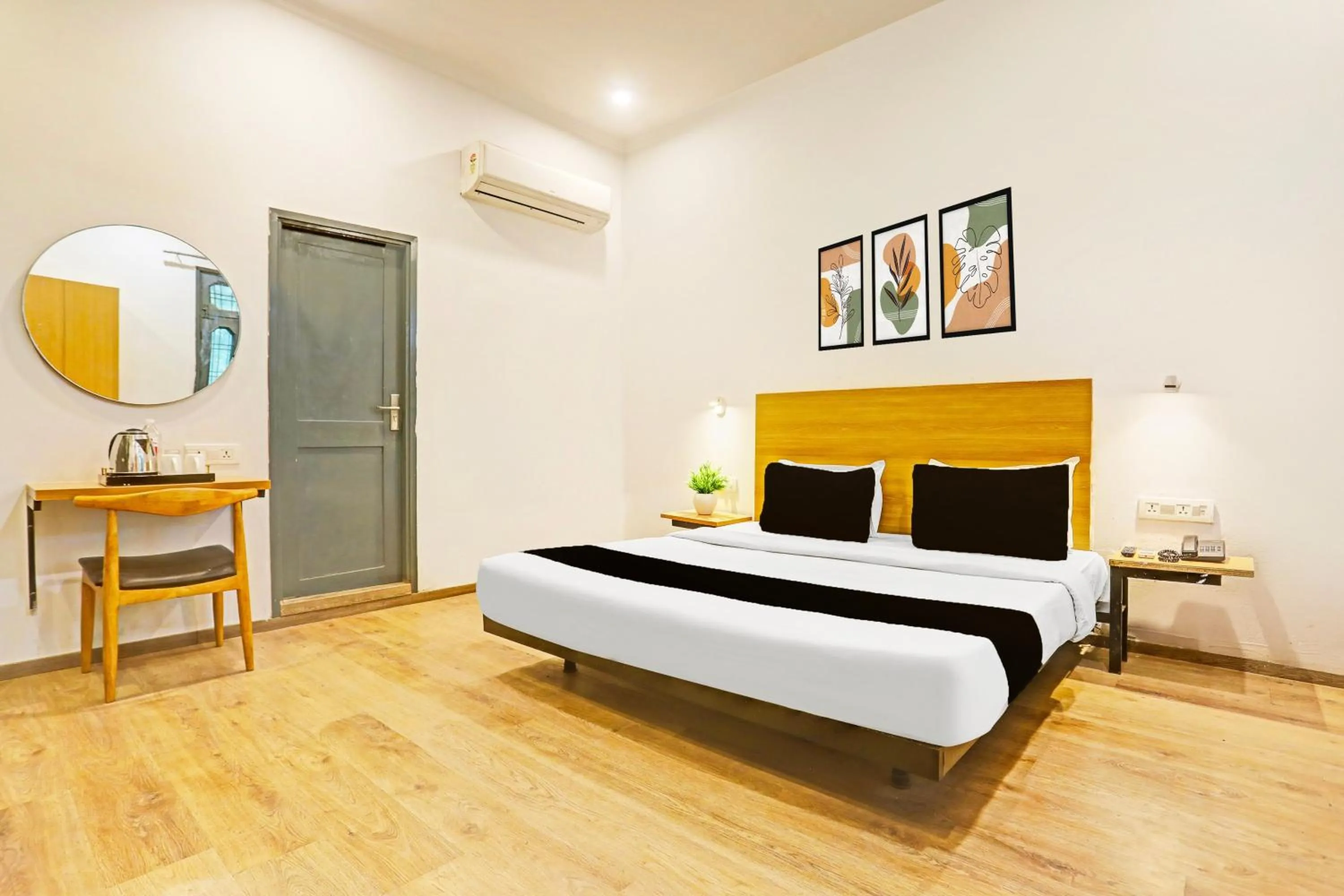 Bedroom, Bed in Super Townhouse Vijay Khand Gomti Nagar