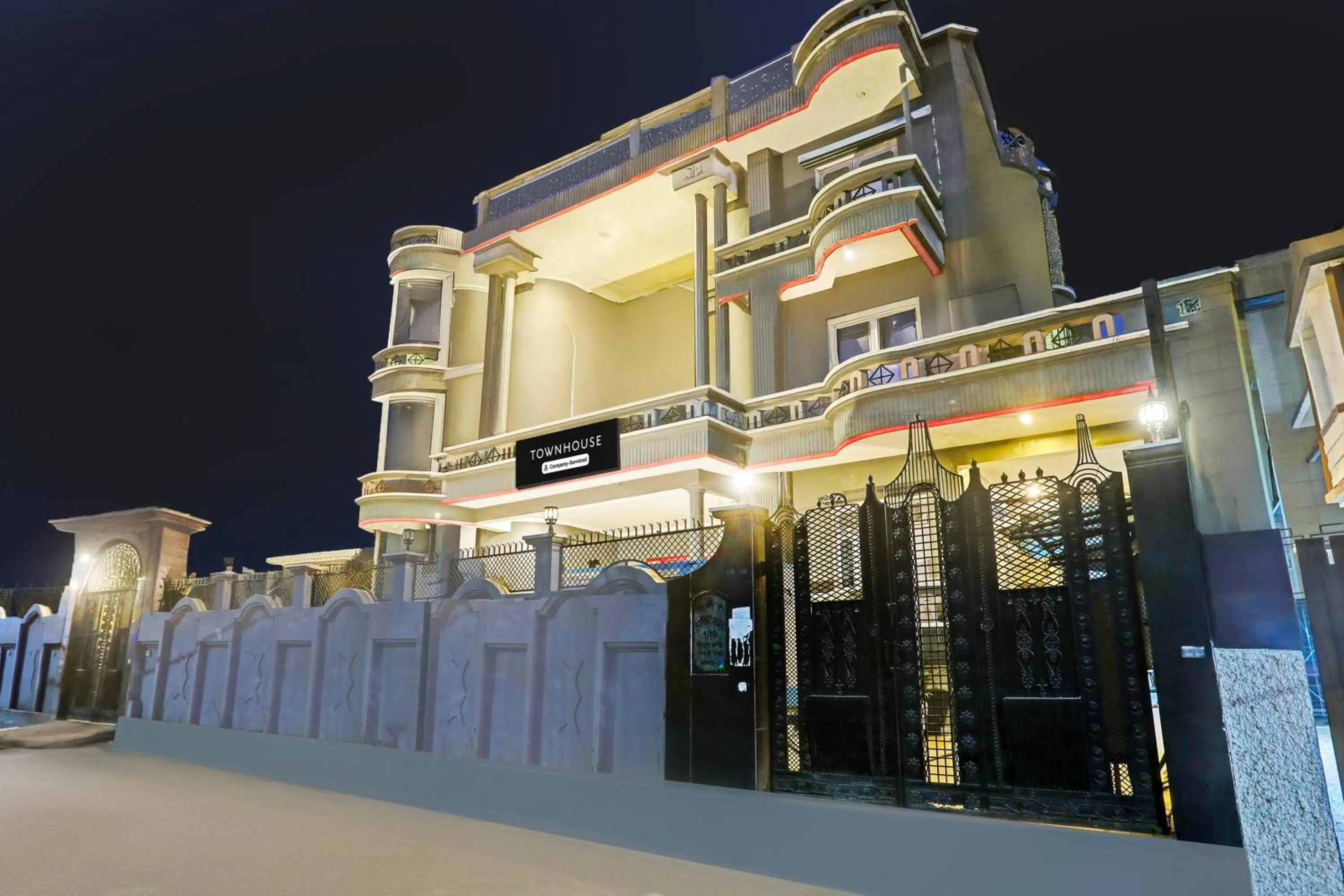Facade/entrance in Super Townhouse Vijay Khand Gomti Nagar