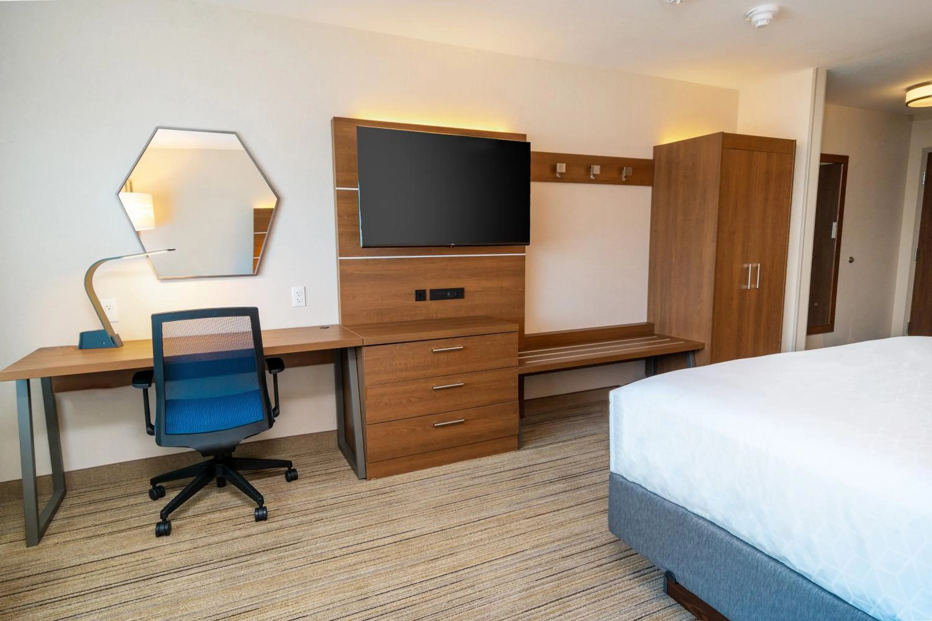 Photo of the whole room, Bed in Holiday Inn Express & Suites - Las Vegas - E Tropicana by IHG