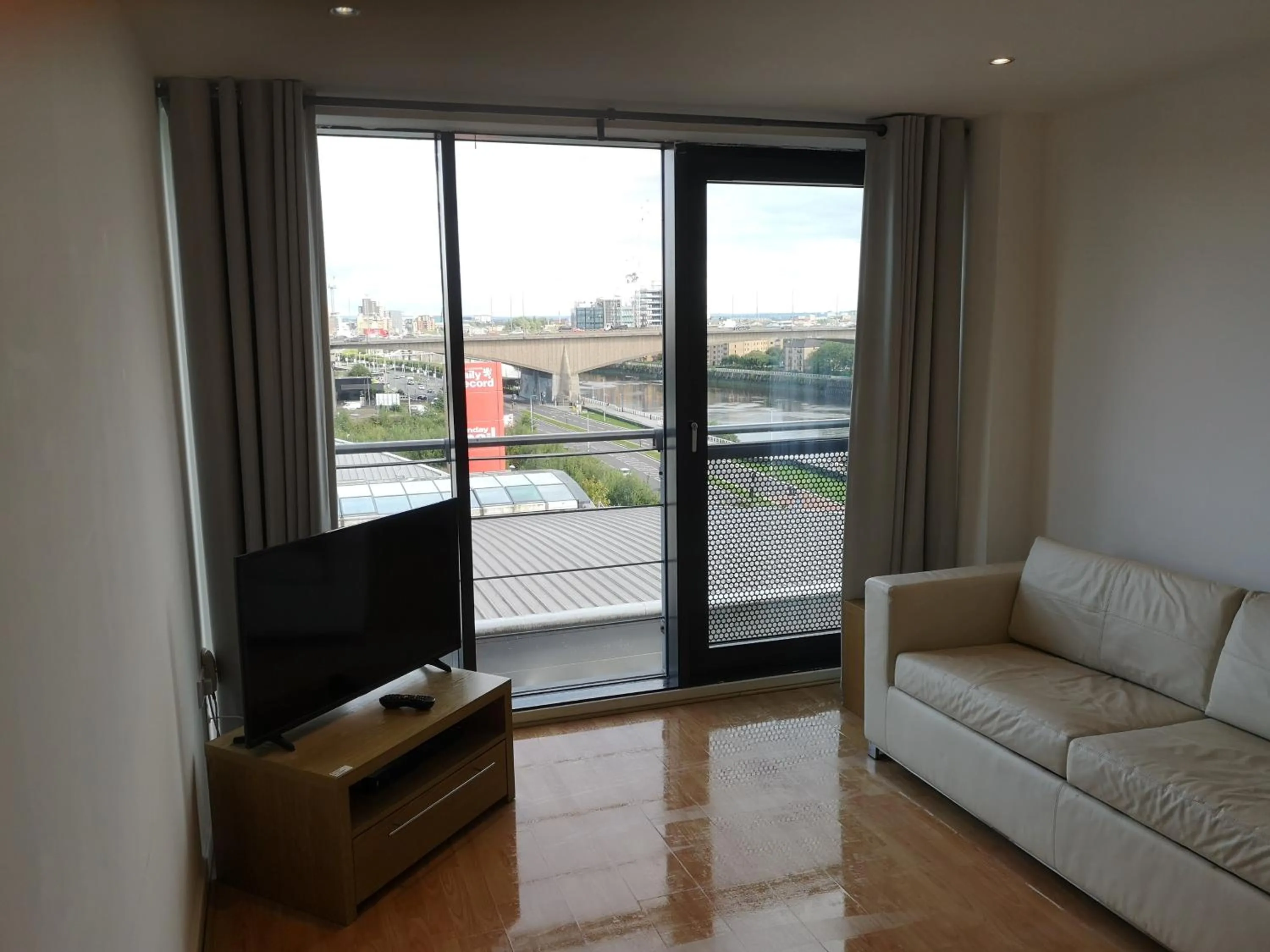 View (from property/room), TV/Entertainment Center in Glasgow Central Riverview Luxury Apartment (Sleeps upto 8)