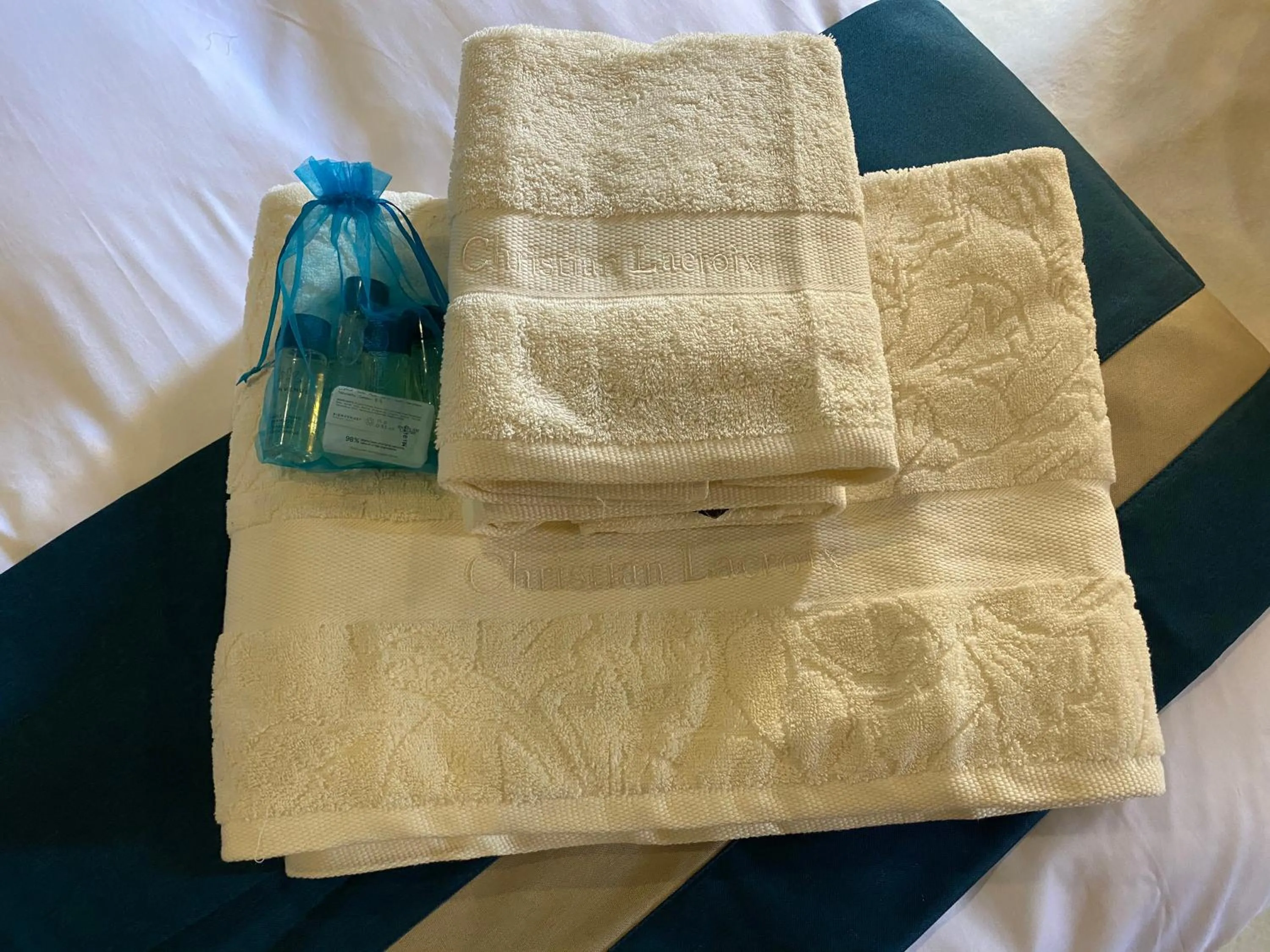 Bed in LE CHARME DE ST PIERRE