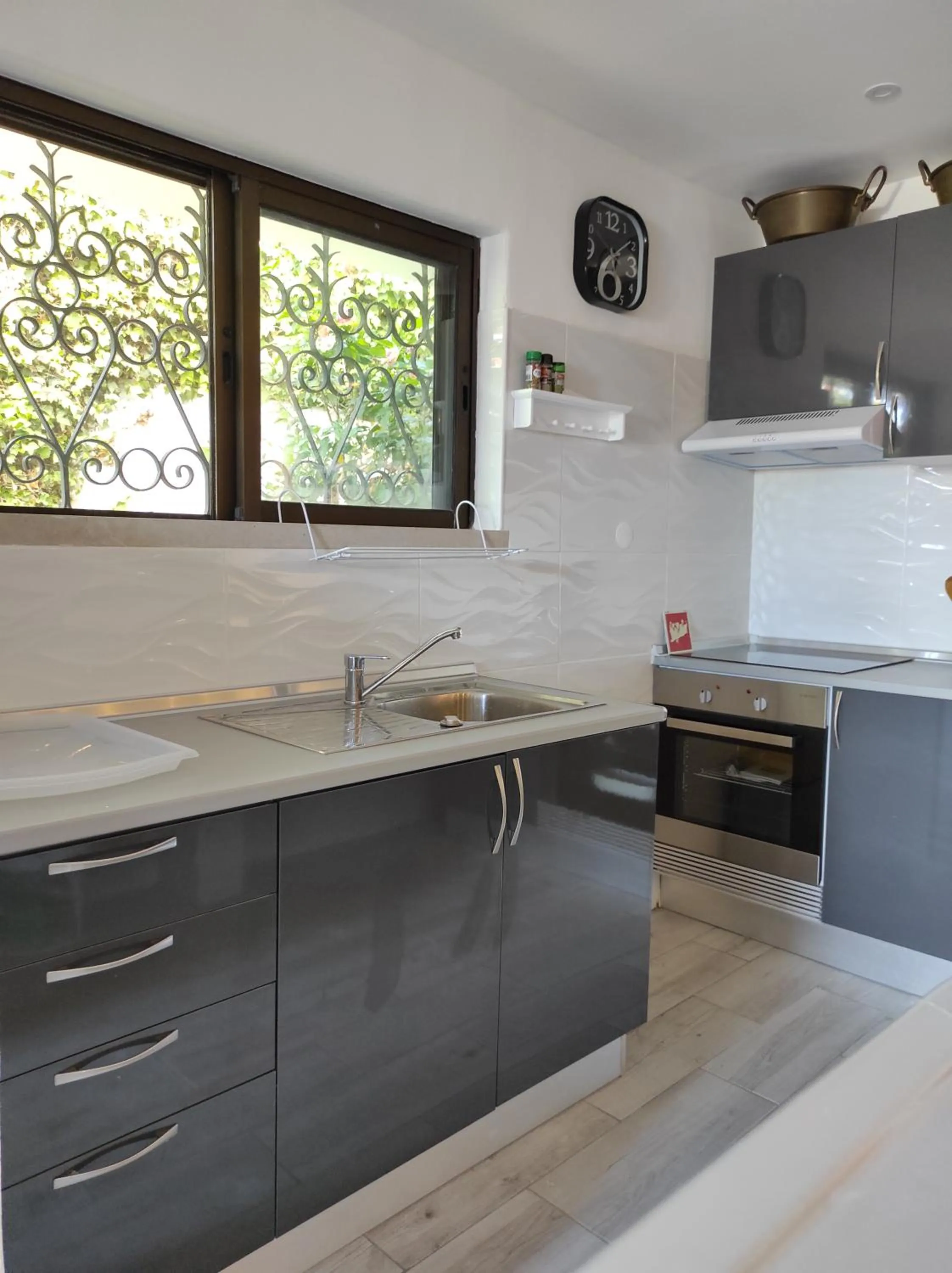 Communal kitchen in Blife Sun Hostel & Rooms