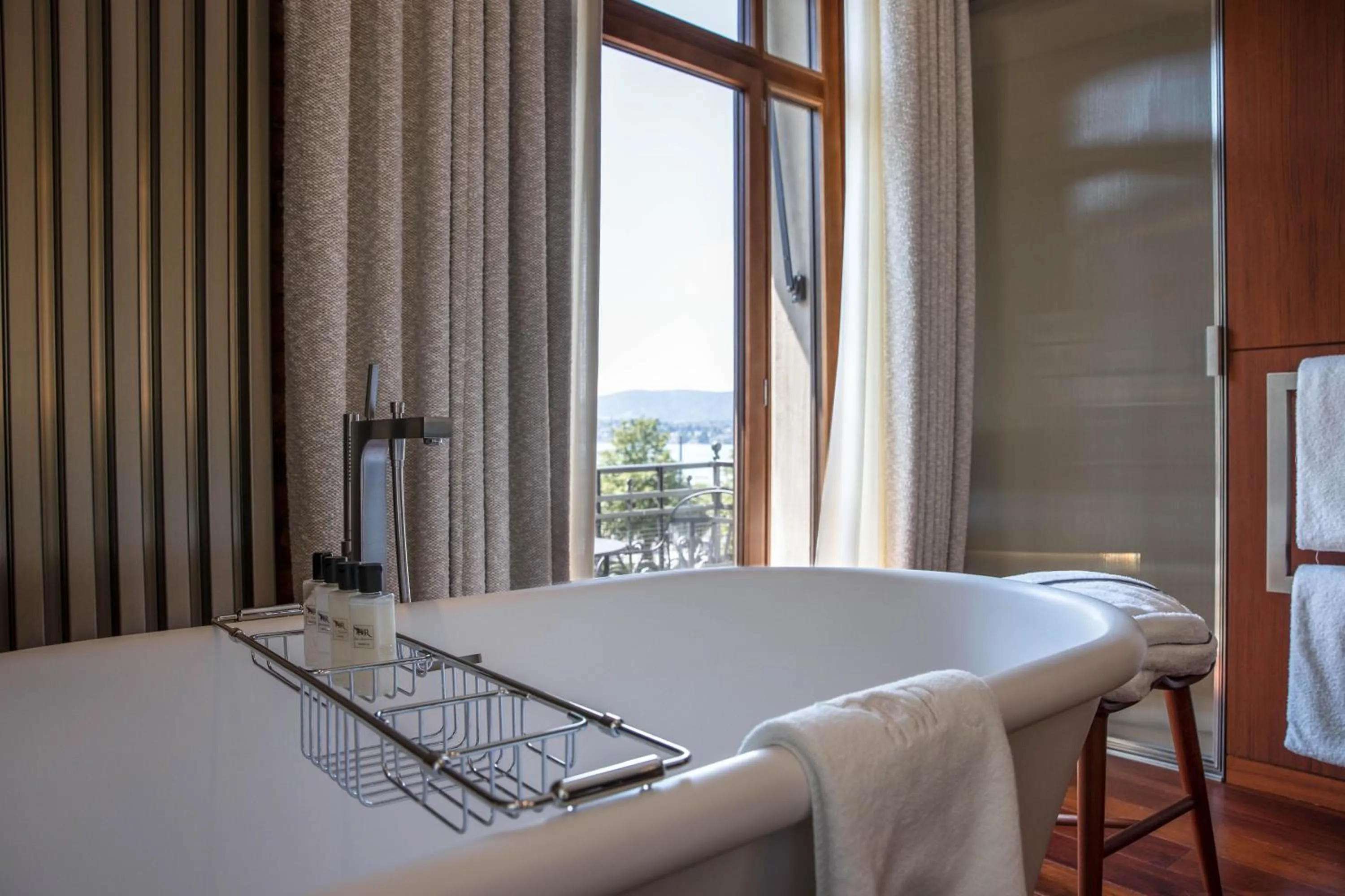 Bath, Bed in La Réserve Eden au Lac Zurich