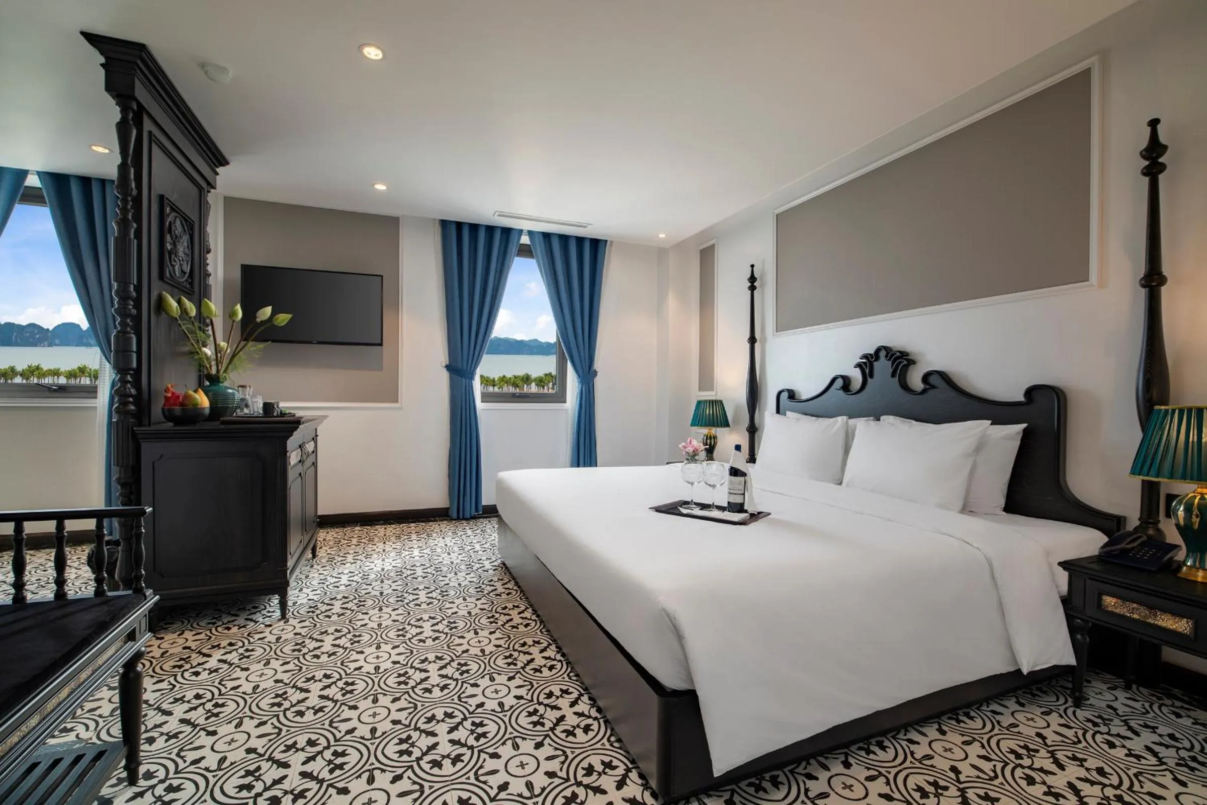 Living room, Bed in Ha Long Essence Hotel