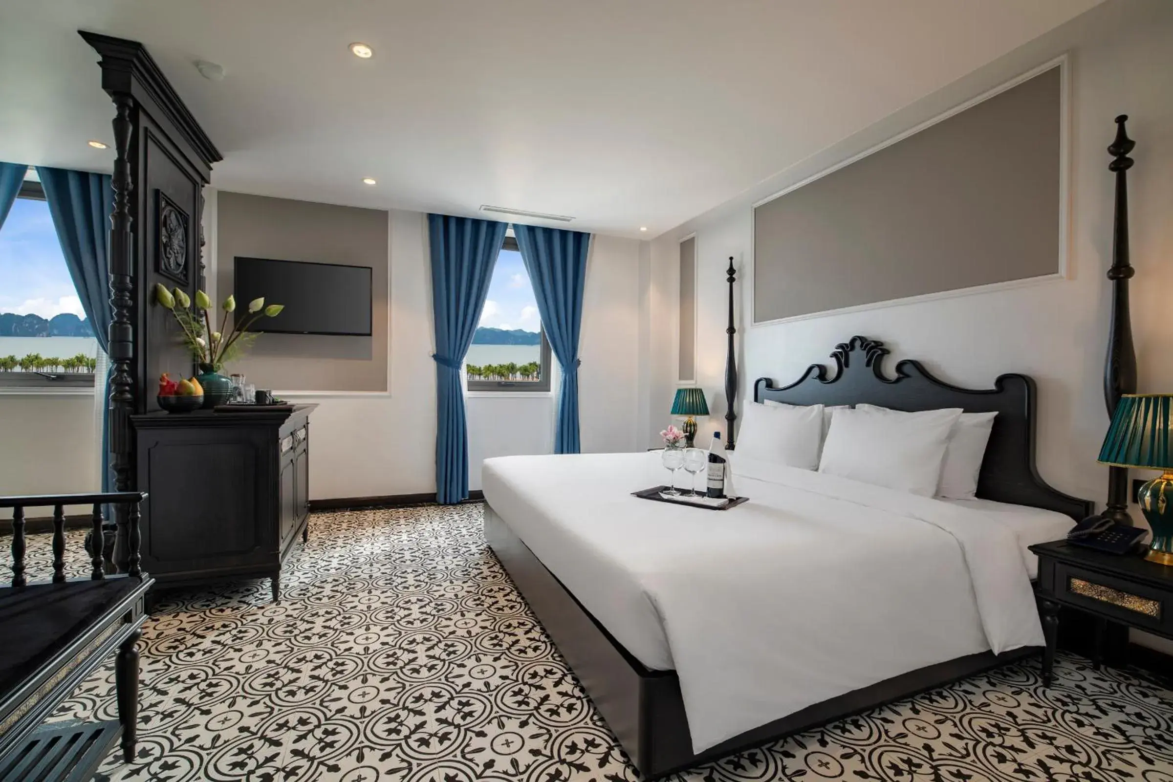 Essence Suite With Quite View in Ha Long Essence Hotel Essence Suite With Quite View in Ha Long Essence Hotel