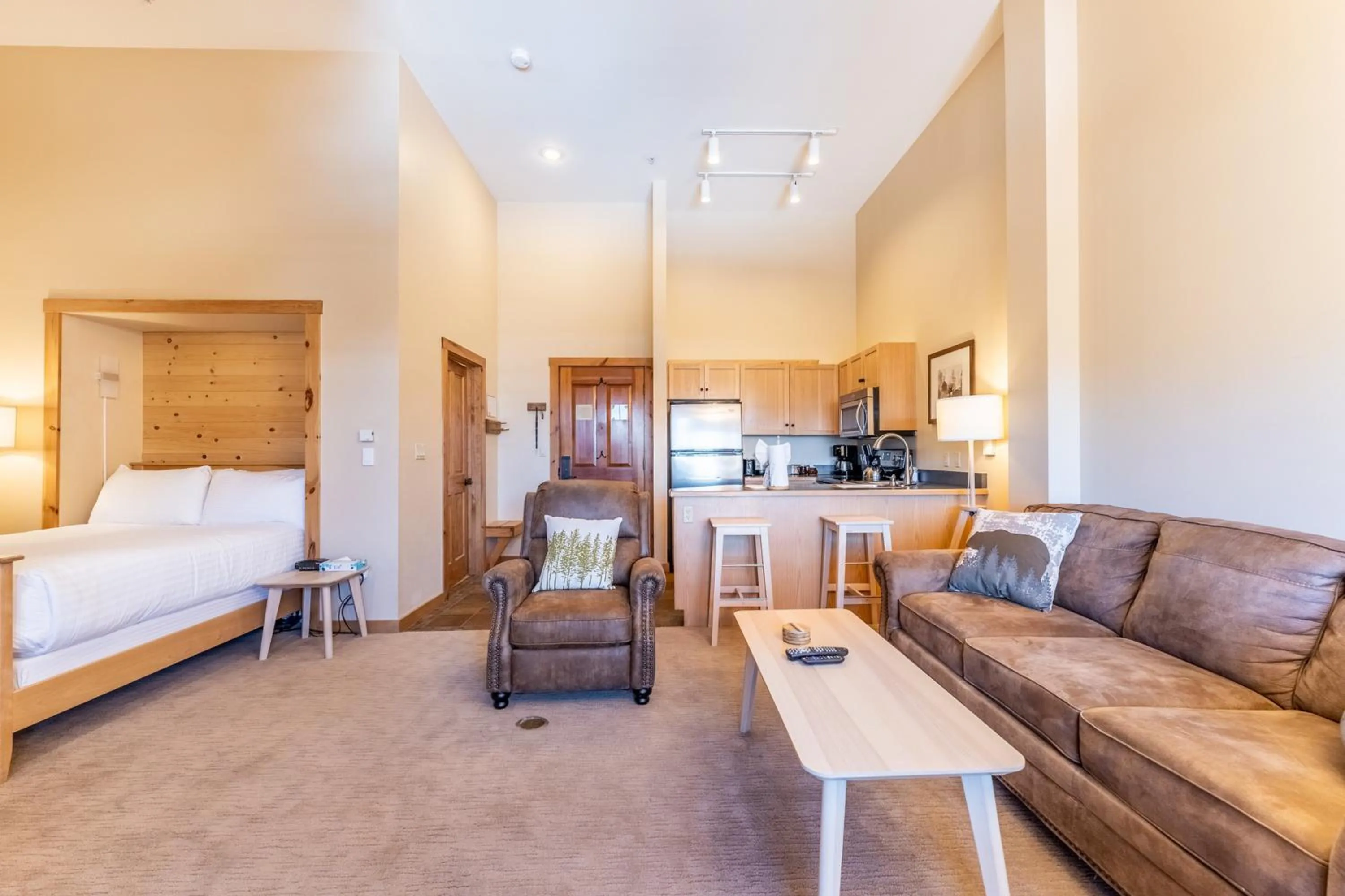 Kitchen or kitchenette, Bed in Buffalo Lodge by Summit County Mountain Retreats