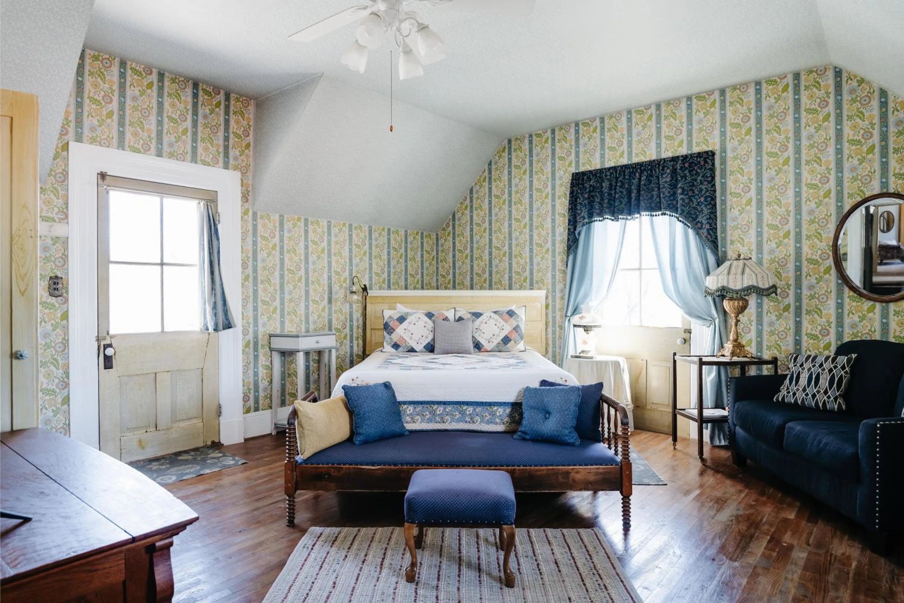 Bed in The Mulberry Inn -An Historic Bed and Breakfast