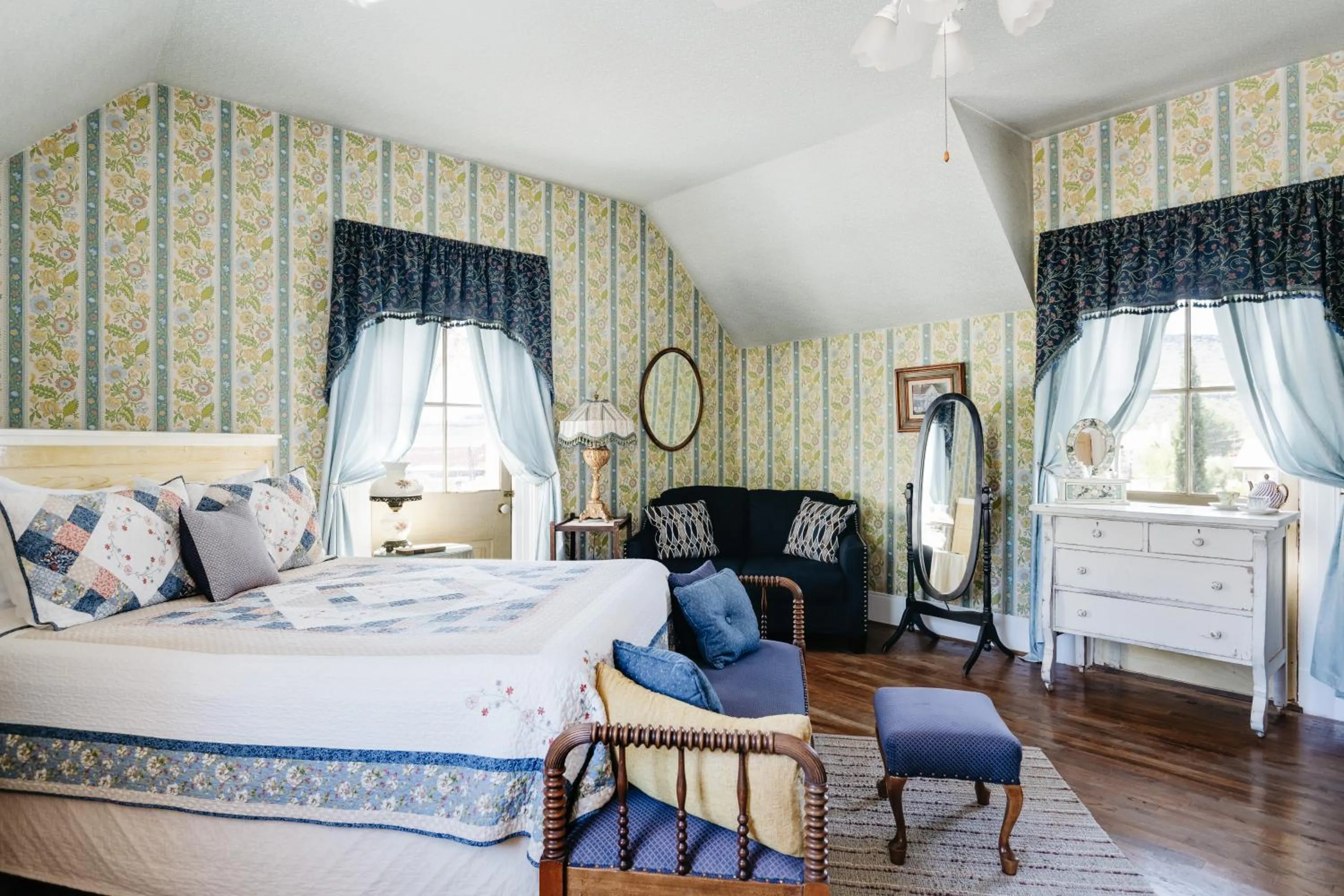 Seating area, Bed in The Mulberry Inn -An Historic Bed and Breakfast