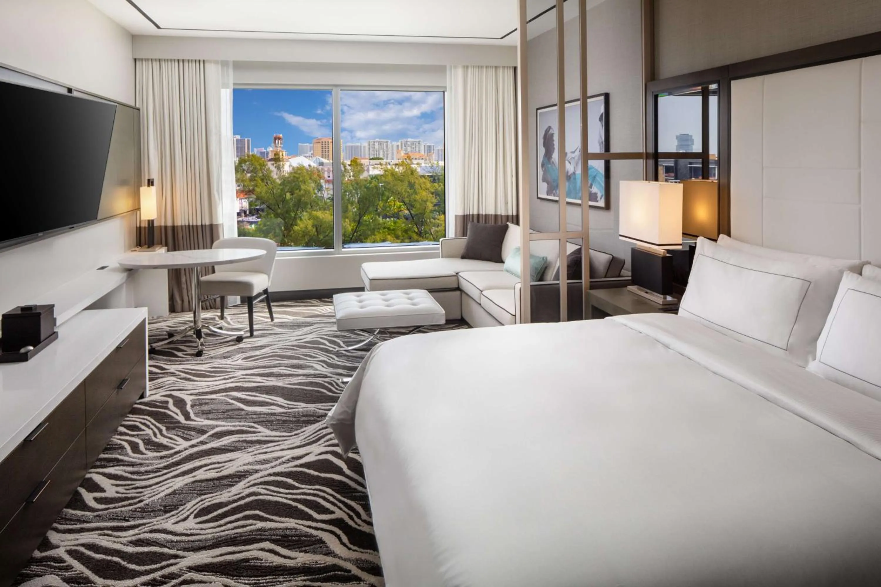 Living room, Bed in Hilton Miami Aventura