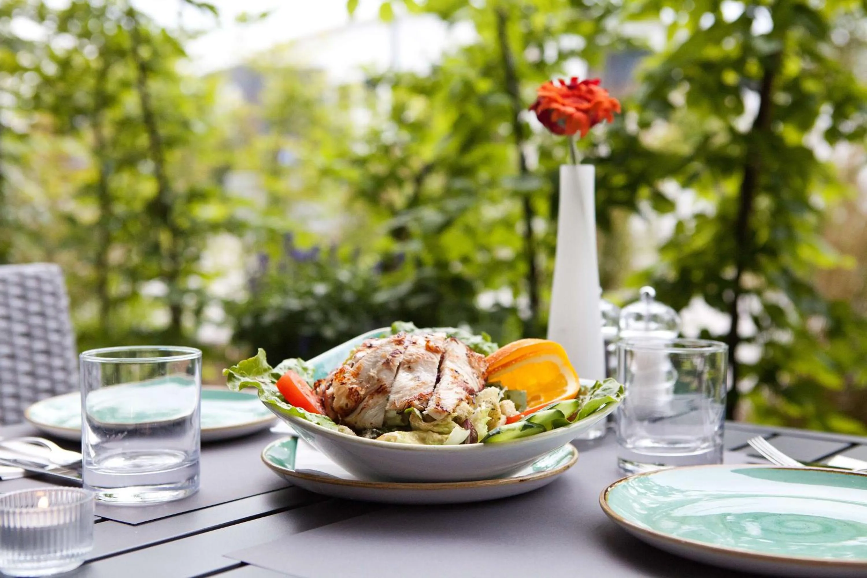 Dining area in Hilton Garden Inn Munich Messe