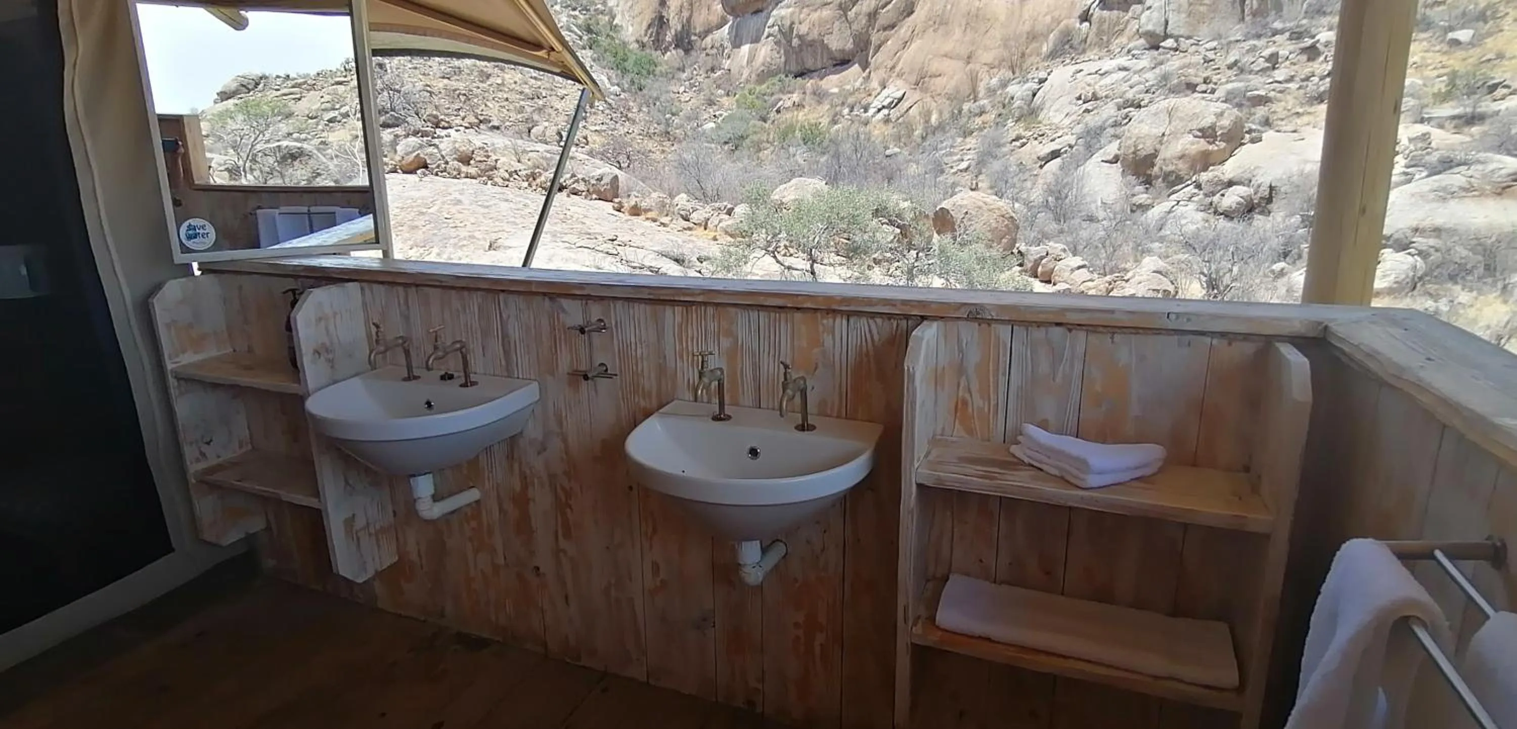 Bathroom in Ondudu Safari Lodge