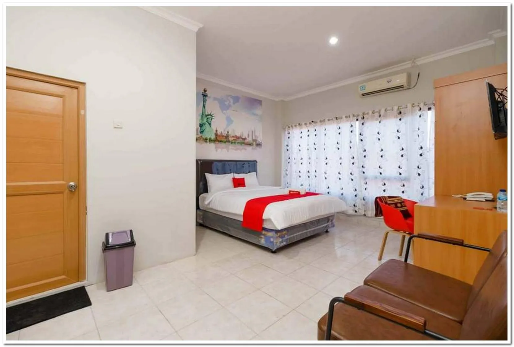 Bedroom, Bed in RedDoorz near JIEXPO Kemayoran 2