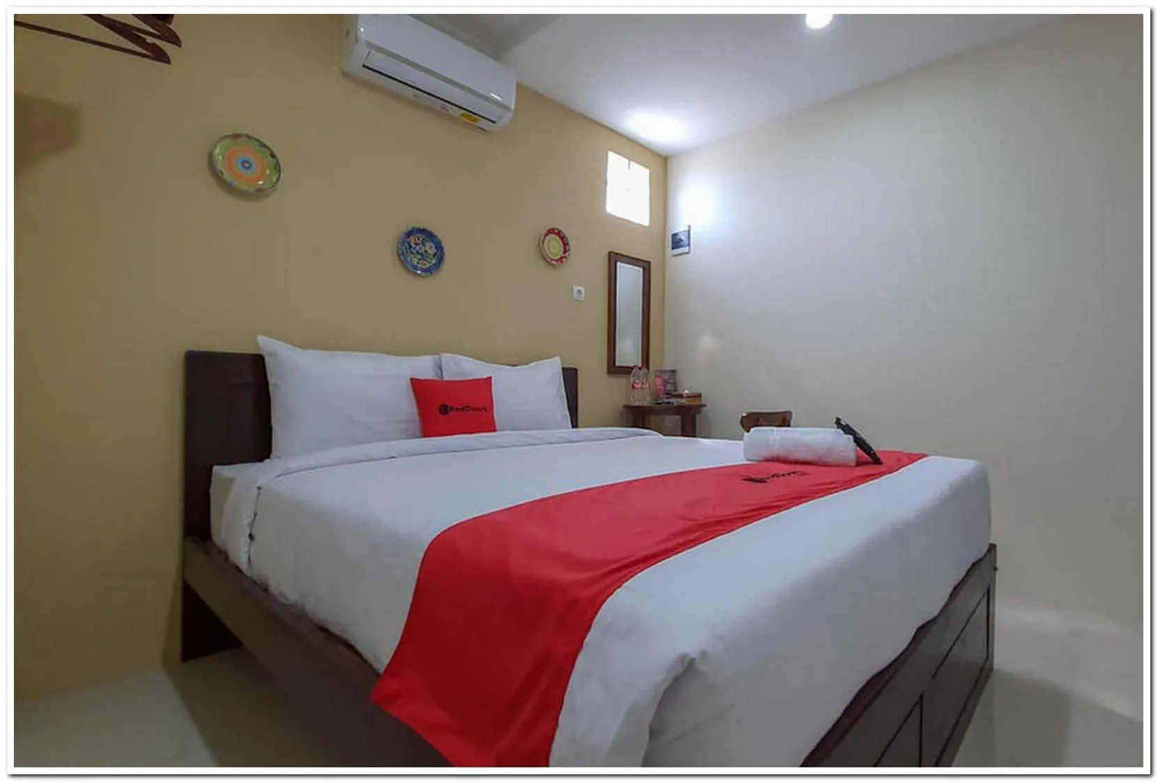 Bedroom, Bed in RedDoorz Syariah near Solo Square Mall