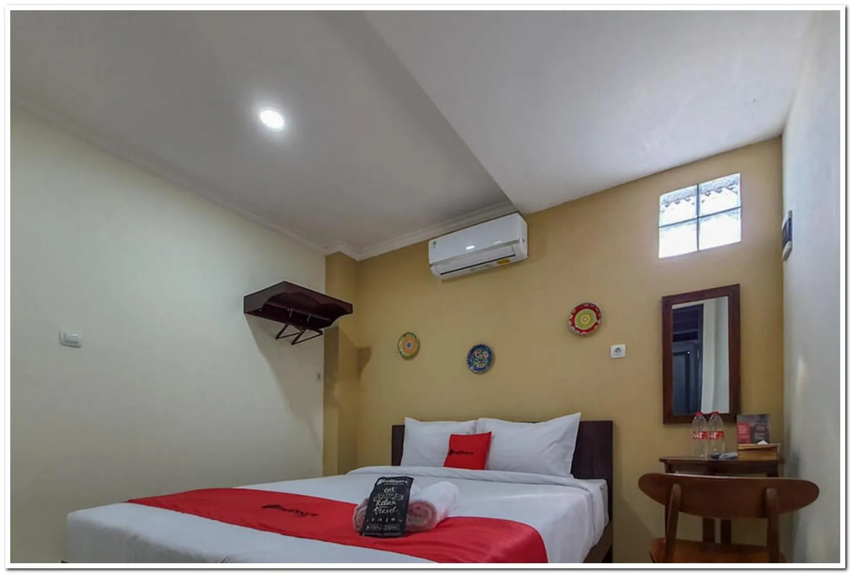 Bedroom, Bed in RedDoorz Syariah near Solo Square Mall