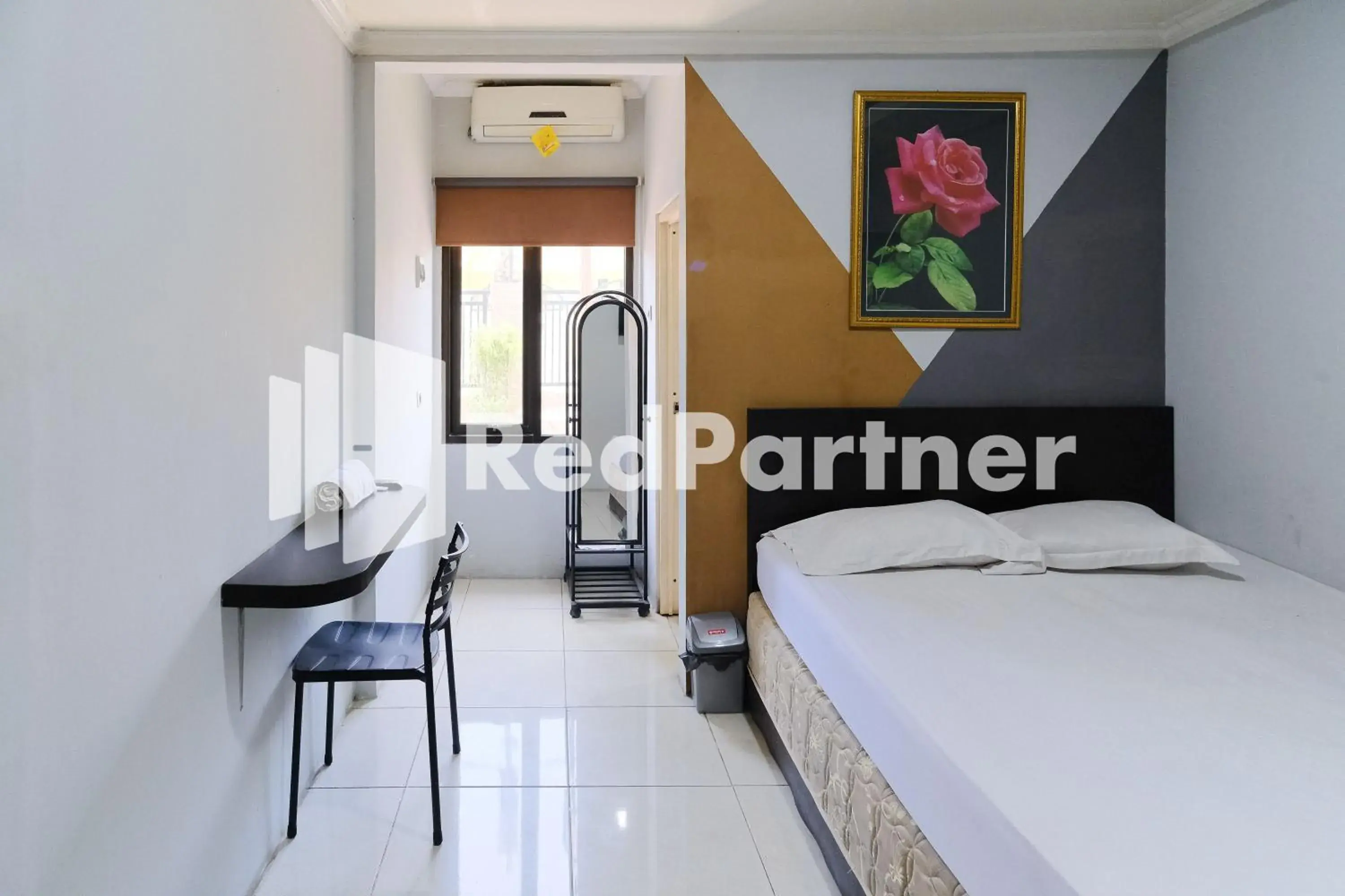 Superior Double Room - single occupancy in Dea Homestay Syariah at Kertomenanggal Surabaya Mitra RedDoorz Superior Double Room - single occupancy in Dea Homestay Syariah at Kertomenanggal Surabaya Mitra RedDoorz