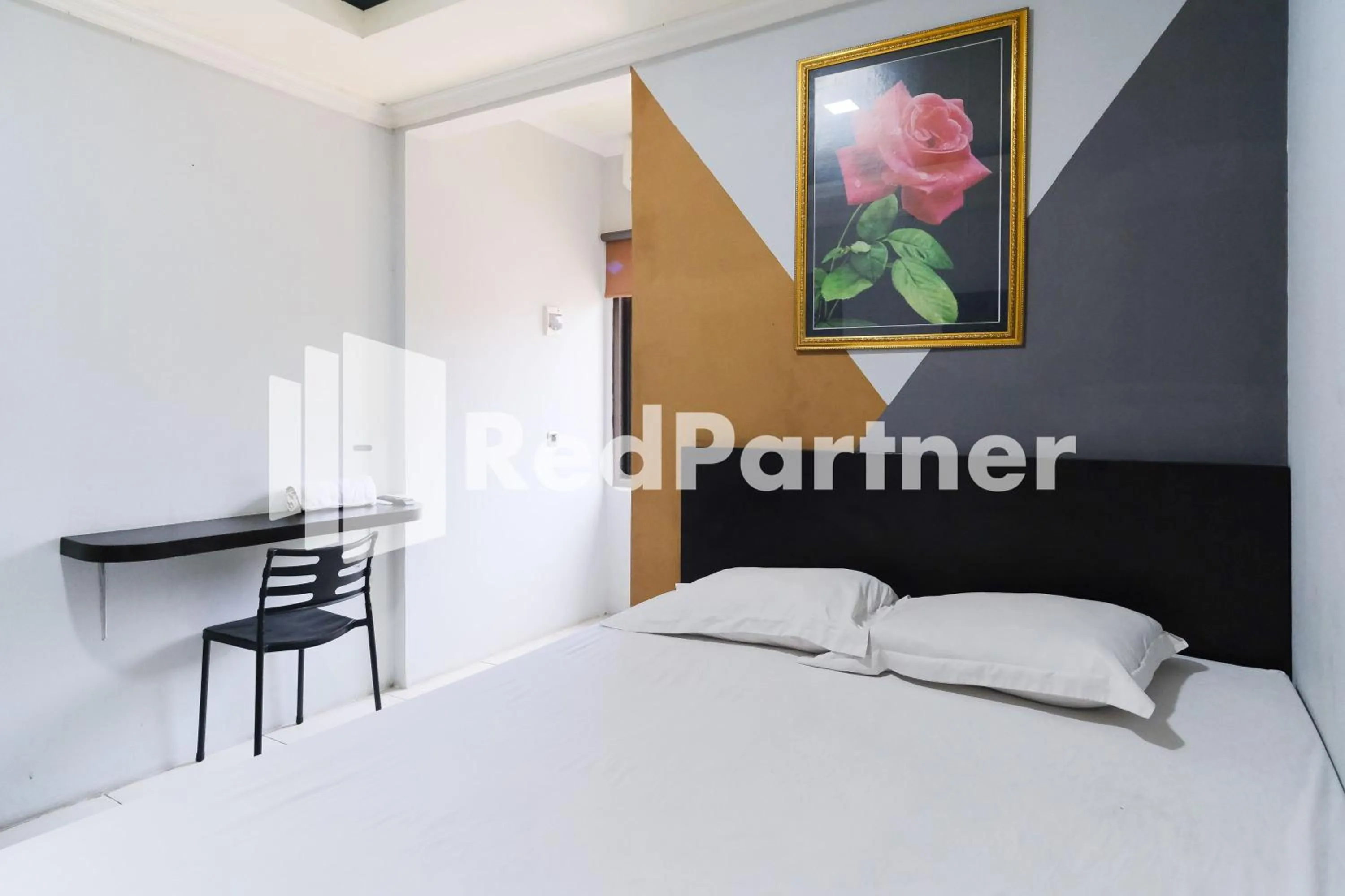 Bedroom, Bed in Dea Homestay Syariah at Kertomenanggal Surabaya Mitra RedDoorz