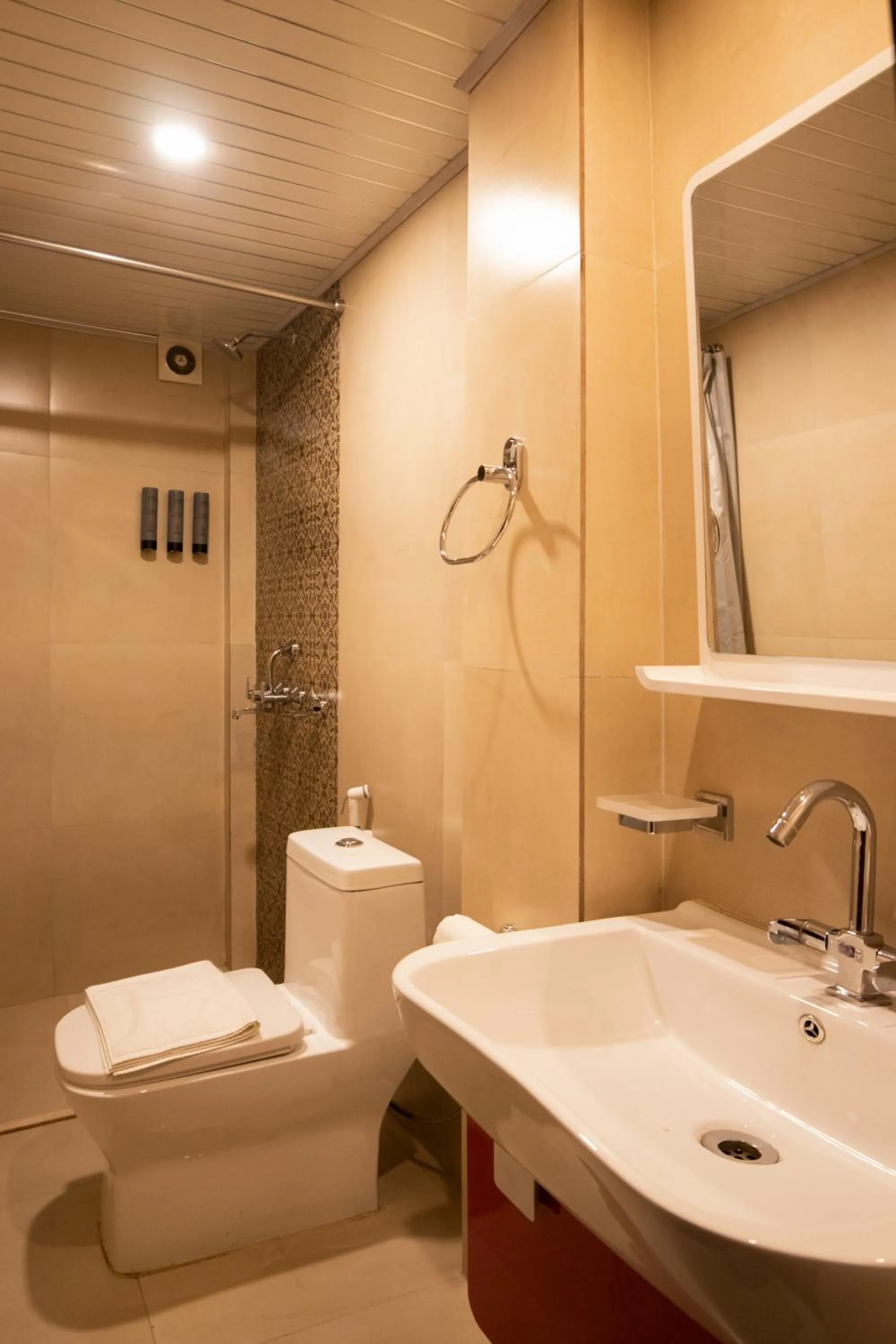 Shower in Summit Oakden Resort & Spa Mall Road