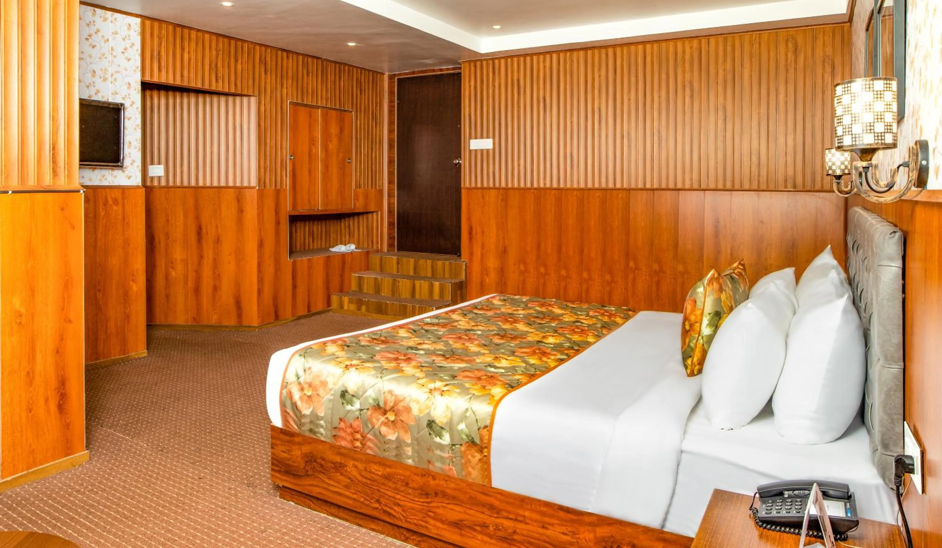 Bed in Summit Oakden Resort & Spa Mall Road