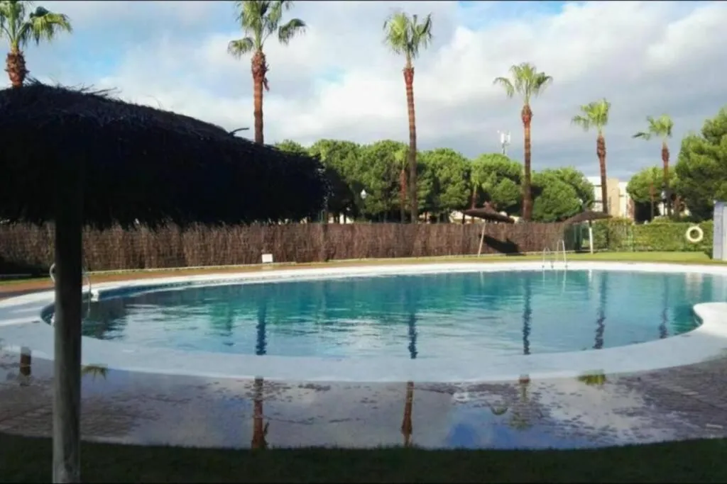 Pool view in Precioso apartamento muy cerca de la playa