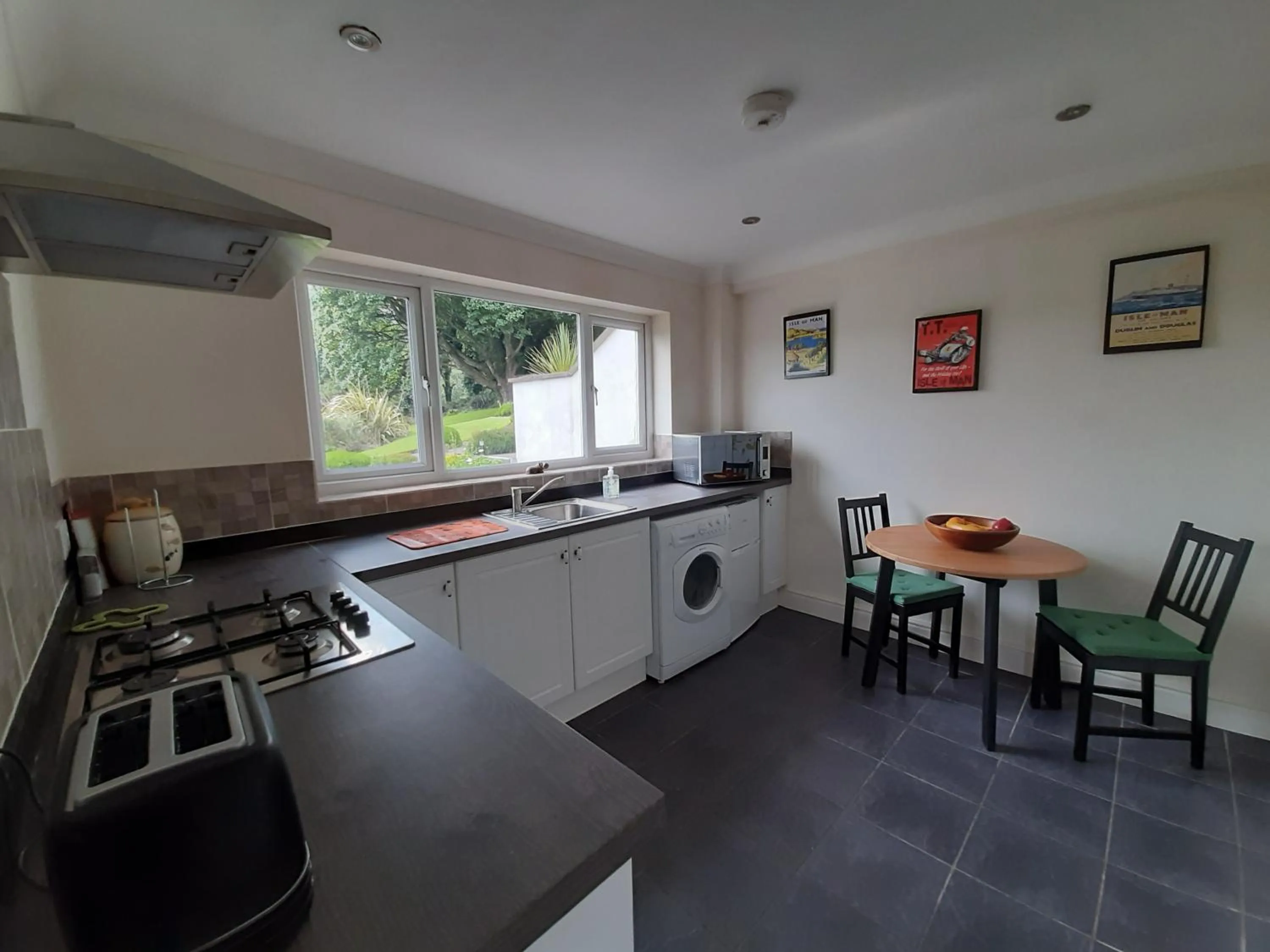 Kitchen or kitchenette in At Cedar Lodge Apartment