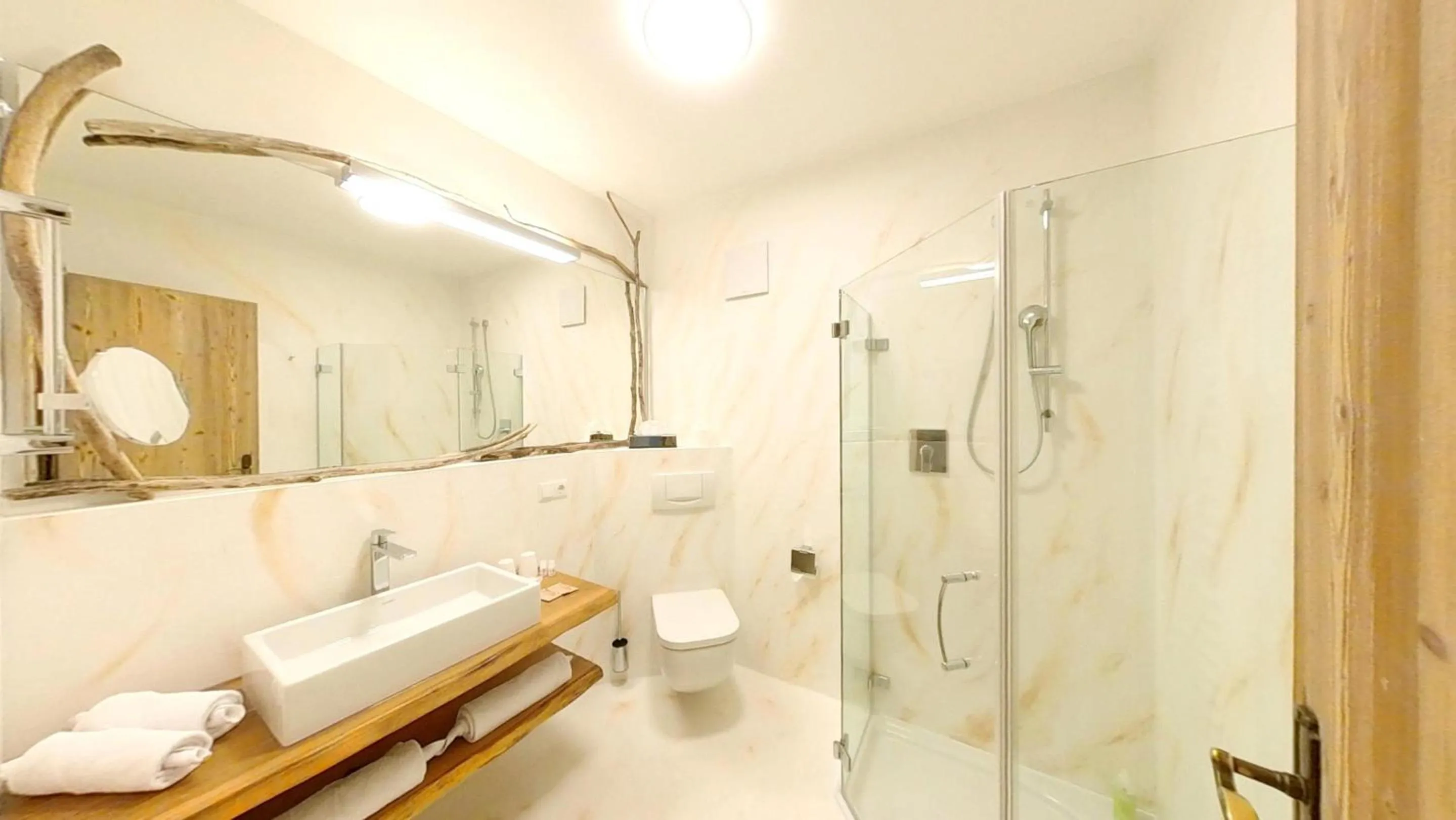 Bedroom in Feuriger Tatzlwurm Berghotel & Spa, BW Signature Collection